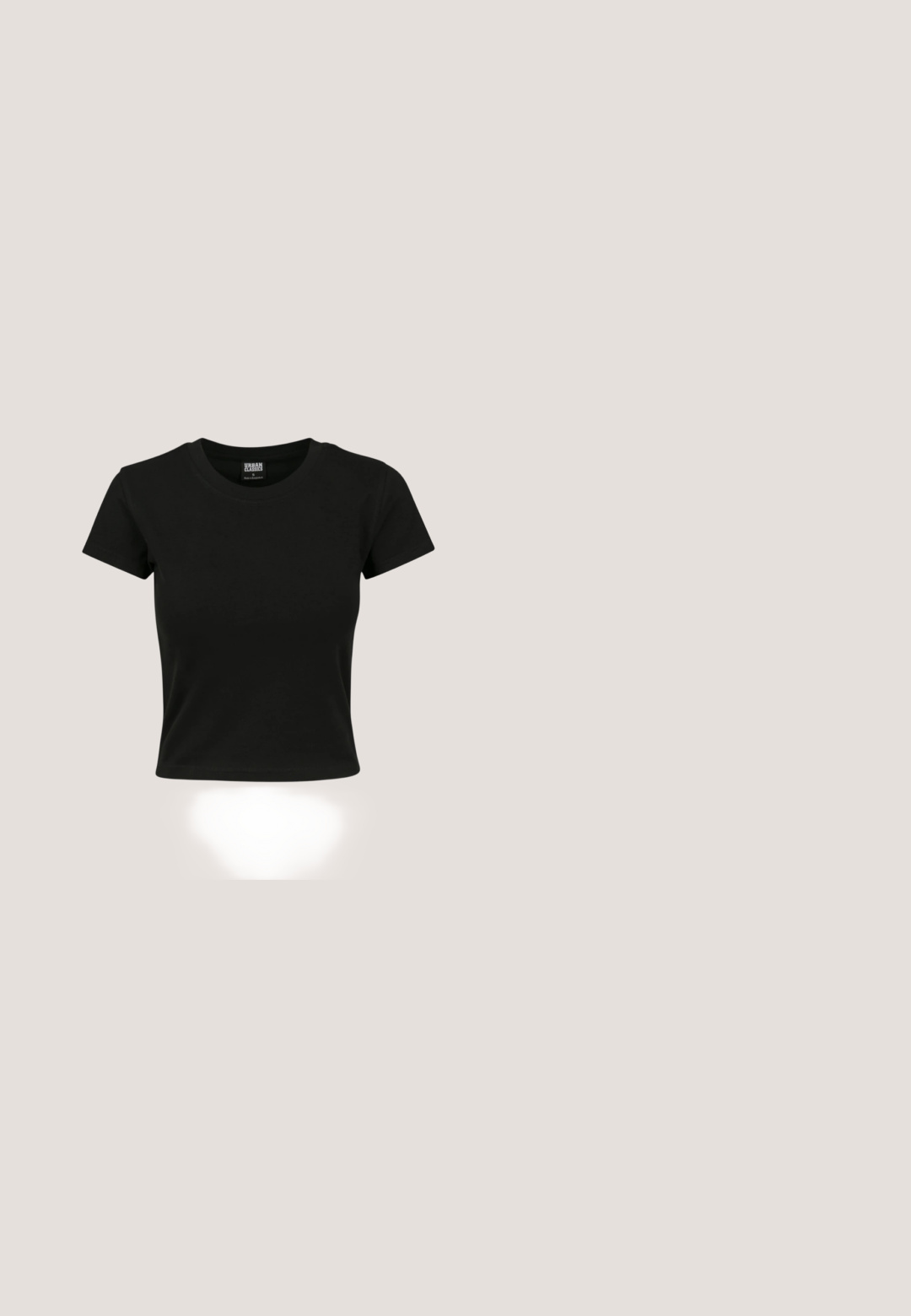 Sort kortærmet t-shirt lavet af glat bomuldsstof, med rund halsudskæring og en tætsiddende pasform. Ingen synlige mønstre eller accenter.; Leopardprint bukser med høj talje, vide ben og en blød stofftekstur. Farverne inkluderer beige, sort og mørkebrun.; Lavtop sort sneaker med hvid side stribe, hvide snørebånd, hvid gummisål og tekstureret tåhætte på neutral baggrund.; Sorte cat-eye solbriller med mat finish, der har grå tonede linser, skarpe vinkler og slanke sidearme. Mærkenavnet er synligt på den indre arm.; Sort håndtaske med en buet form, blød tekstur og en kort stropp med en metalspænde. Minimalistisk design uden mønstre eller accenter.; Sølvøreringe med et minimalistisk design. Cirkulær form, glat tekstur og tynd profil. Letvægtige med en poleret overflade.