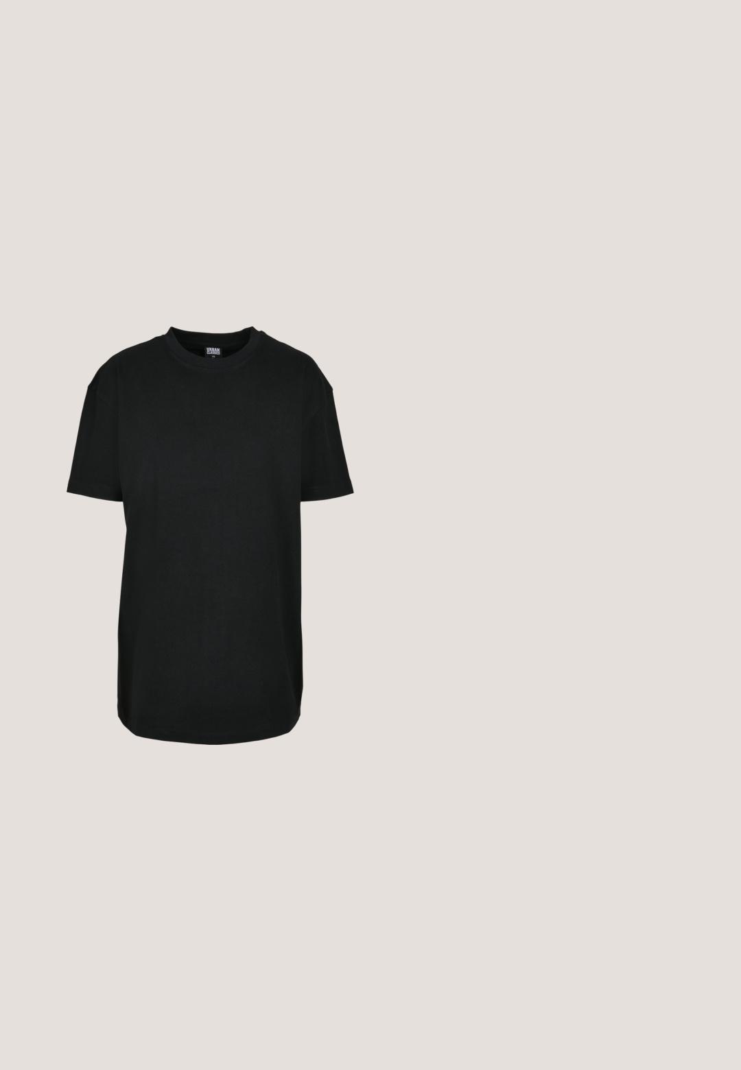 Camiseta negra de manga corta y cuello redondo en talla XS con etiqueta "Urban Classics" dentro del cuello.; Vaqueros pitillo de denim azul oscuro, de talle alto con una forma ajustada, que cuentan con bolsillos delanteros, cremallera y un sutil desgaste en los muslos.; Zapatillas de ante negro con acentos y cordones blancos, que cuentan con una gruesa suela blanca y costuras en contraste, combinadas con un calcetín blanco.; Gafas de sol de estilo black metal con lentes redondos, tintados oscuros, brazos delgados y almohadillas nasales ajustables, presentando un diseño minimalista y sin branding visible.; Bolso de hombro de tela negra con un asa retorcida, una correa desmontable y un cierre superior con cremallera. Textura suave y diseño minimalista.; Cinturón de cuero negro con una hebilla de metal plateada, con una textura suave y un diseño clásico. La correa tiene un ancho de 1.5 pulgadas.
