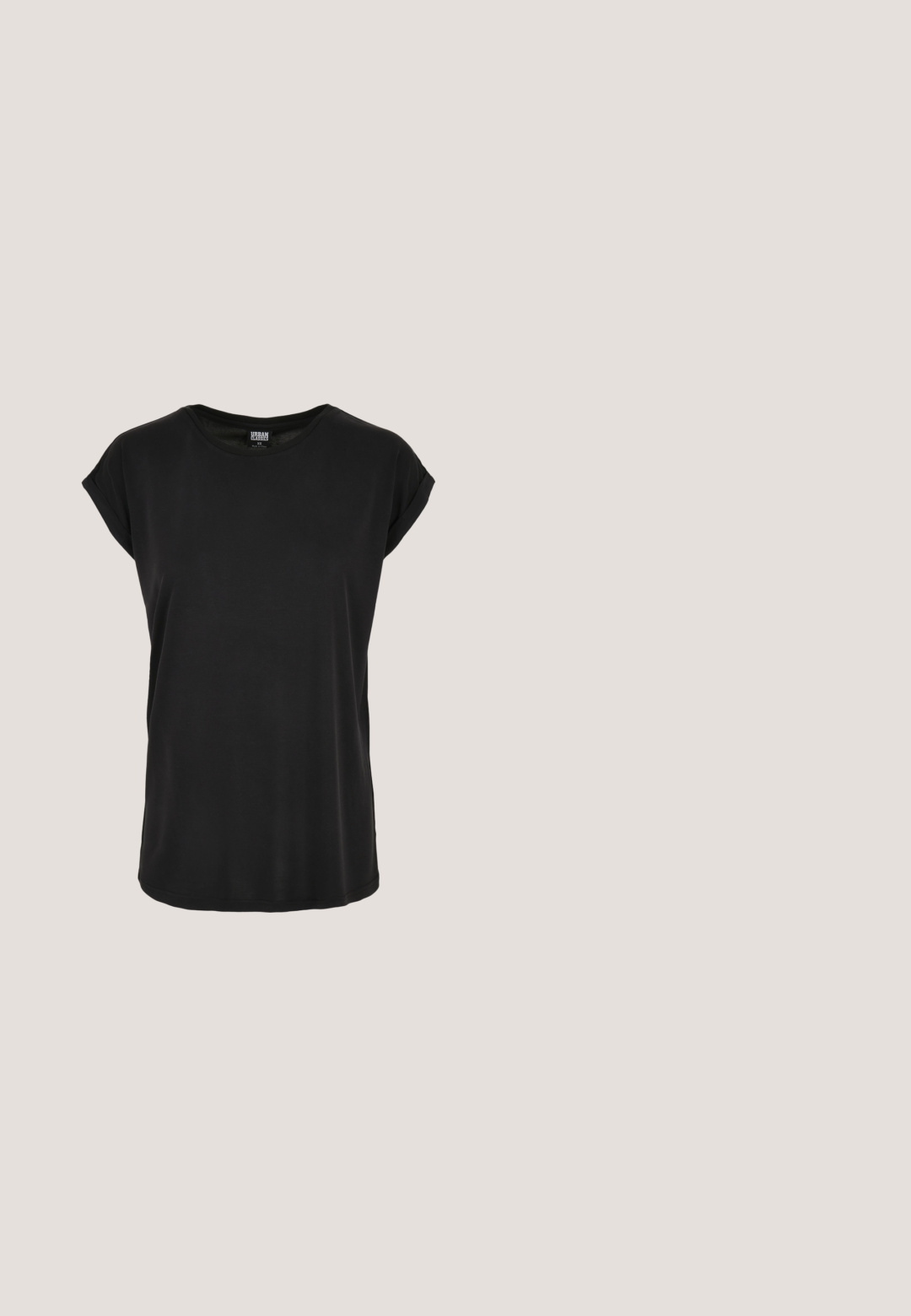 Schwarzes T-Shirt mit kurzen Ärmeln aus glattem Material. Runder Halsausschnitt und entspannte Passform mit umgekrempelten Ärmeln. Einfaches, einfarbiges Design ohne Muster.; Schmale Jeans aus blauem Denim mit subtiler Ausbleichung, traditionellem Fünf-Taschen-Design, Knopfverschluss und umsäumten Knöcheln.; Schwarze Knöchelboots aus glattem Leder, ausgestattet mit einem seitlichen Reißverschluss, gelben Nähten und einer dicken, geriffelten Gummisohle.; Schwarze, eckige Sonnenbrille mit grauen Gläsern; aus Kunststoff gefertigt, mit dicken Bügeln, die eine glatte Oberfläche und keine sichtbaren Beschläge haben.; Schwarze Cordtasche mit geschwungener Form, verstellbarem Schultergurt und Kordelzugverschlüssen an beiden Seiten zur Größenanpassung.; Lange silberne Tropfohrringe mit einem eleganten, länglichen Design und einer glatten, polierten Oberfläche. Sie verfügen über eine minimalistische geschwungene Form.