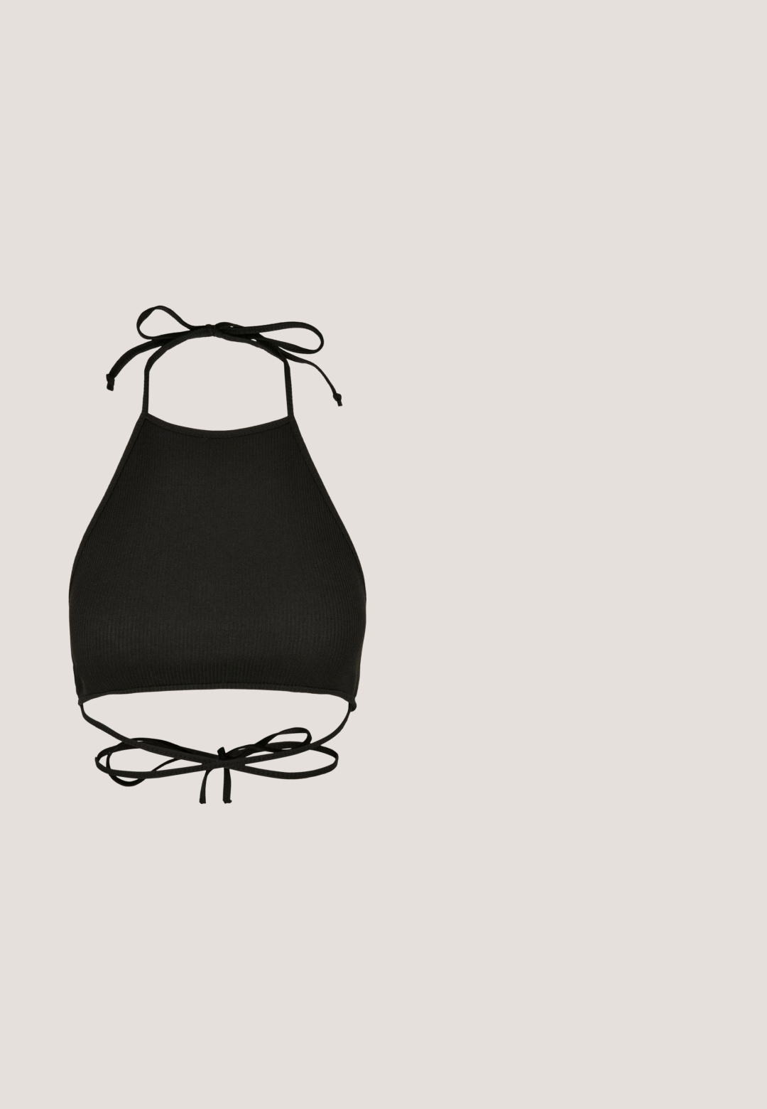 Soutien-gorge de bikini noir de style halter fabriqué en tissu côtelé ; il dispose de liens réglables au cou et d'un dos découpé avec un détail noué.; Pantalons cargo noirs en denim, présentant une coupe large, des poches latérales et une fermeture à bouton à la taille. Texture lisse sans motifs.; Baskets blanches avec une semelle épaisse, tige en cuir texturé et chaîne en métal décorative avec des breloques. Dispose d'un système de laçage et d'un col rembourré.; Lunettes de soleil sans monture avec des verres à dégradé rose clair et des plaquettes de nez transparentes, présentées sur un fond blanc.; Sac bandoulière métallisé argent avec une bandoulière chaîne, forme géométrique, texture lisse et détail logo. Doté d'une fermeture éclair et de surpiqûres décoratives.; Ceinture chaîne argentée entrelacée de tissu noir avec une fermeture à boucle réglable sur fond blanc.