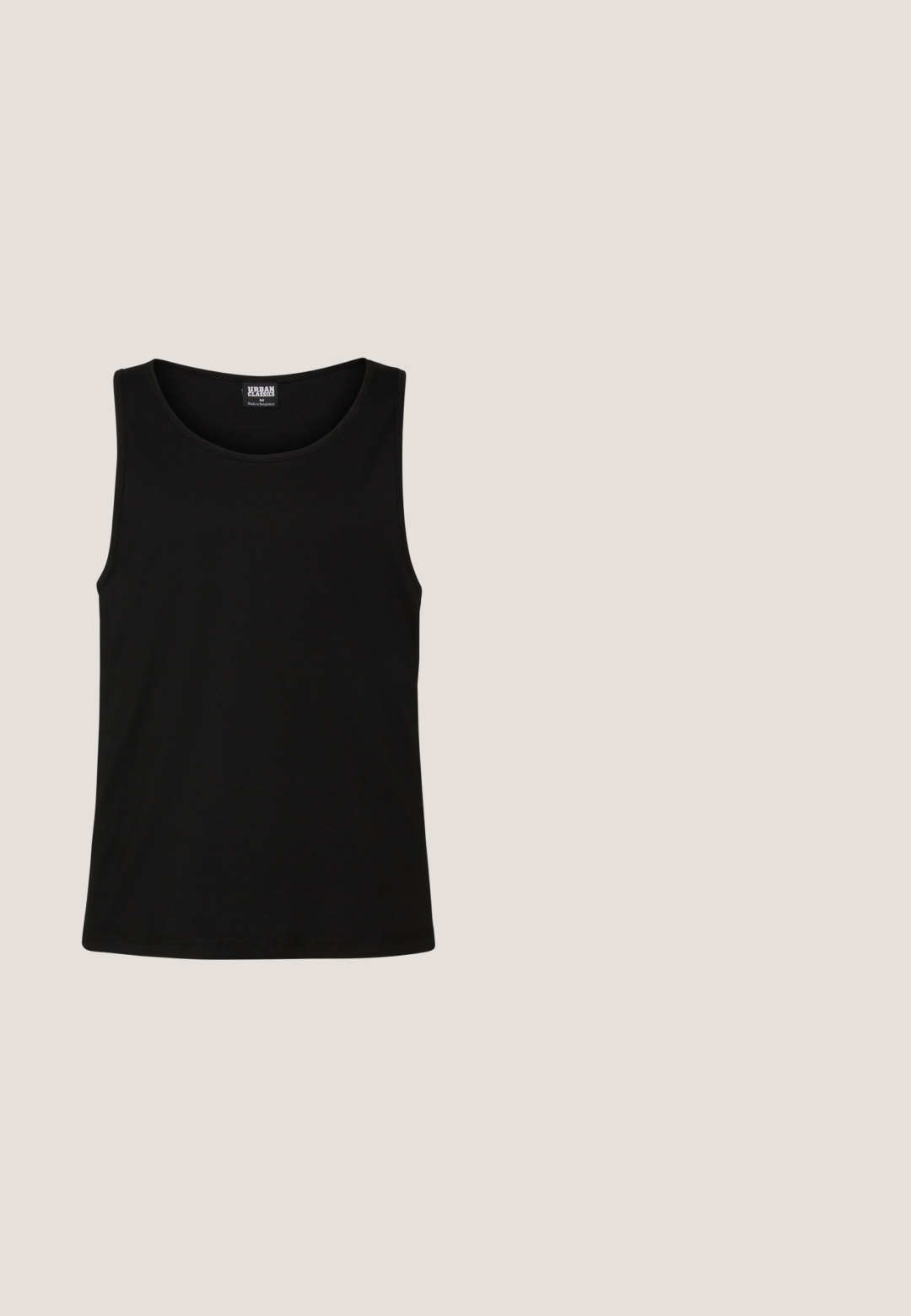 Débardeur noir en coton doux. Il présente un col rond et des emmanchures larges, sans motifs ni accents visibles.; Jean en denim noir avec une coupe droite, cinq poches et une fermeture à bouton métallique, présentant une texture subtile. Aucun motif ou accent visible.; Mocassin en cuir noir avec une large sangle sur le devant, semelle en caoutchouc à épaisse rainure, et texture lisse. Design classique et élégant.; Lunettes de soleil noires rectangulaires avec des verres teintés. Monture en plastique avec une finition brillante, comportant un pont large et des branches légèrement effilées.; Bracelet en chaîne métallique argentée présentant des maillons ovales entrelacés avec une finition polie et une fermeture à fermoir sécurisée.; Ceinture en cuir noir avec une boucle en métal argenté. Présente une texture lisse et un détail logo sur la boucle. Design classique avec une finition poli.