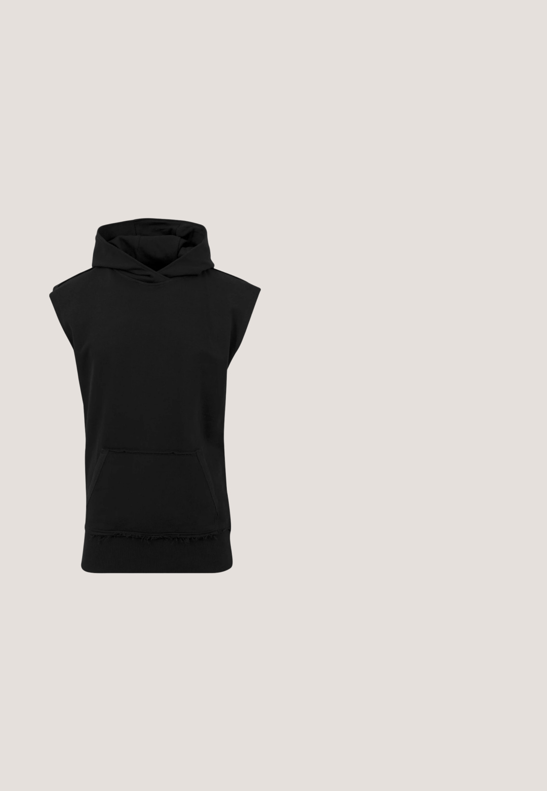 Sort ærmeløs hættebluse lavet af blødt stof, med en forlommes og frynset kant. Hætten er designet med en dobbeltlagsstruktur.; Sort cargo shorts lavet af en bomuldsblanding, med to sidelommer, justerbar talje med snor og en glat tekstur.; Nike Sportswear AIR FORCE 1 07 FLYEASE - Sneakers - black; Sorte solbriller med rektangulær form, mørke linser, sølvdetaljer ved tindingerne og en mat finish på stellet.; Sort quilted crossover taske med et geometrisk mønster, der har lynlåslukning og en justerbar rem for nemheds skyld.; Den sorte snorhalskæde har tre dekorative metalperler, herunder to sølvfarvede, strukturerede ringe og en sort cylindrisk perle, samt en justerbar kæde.