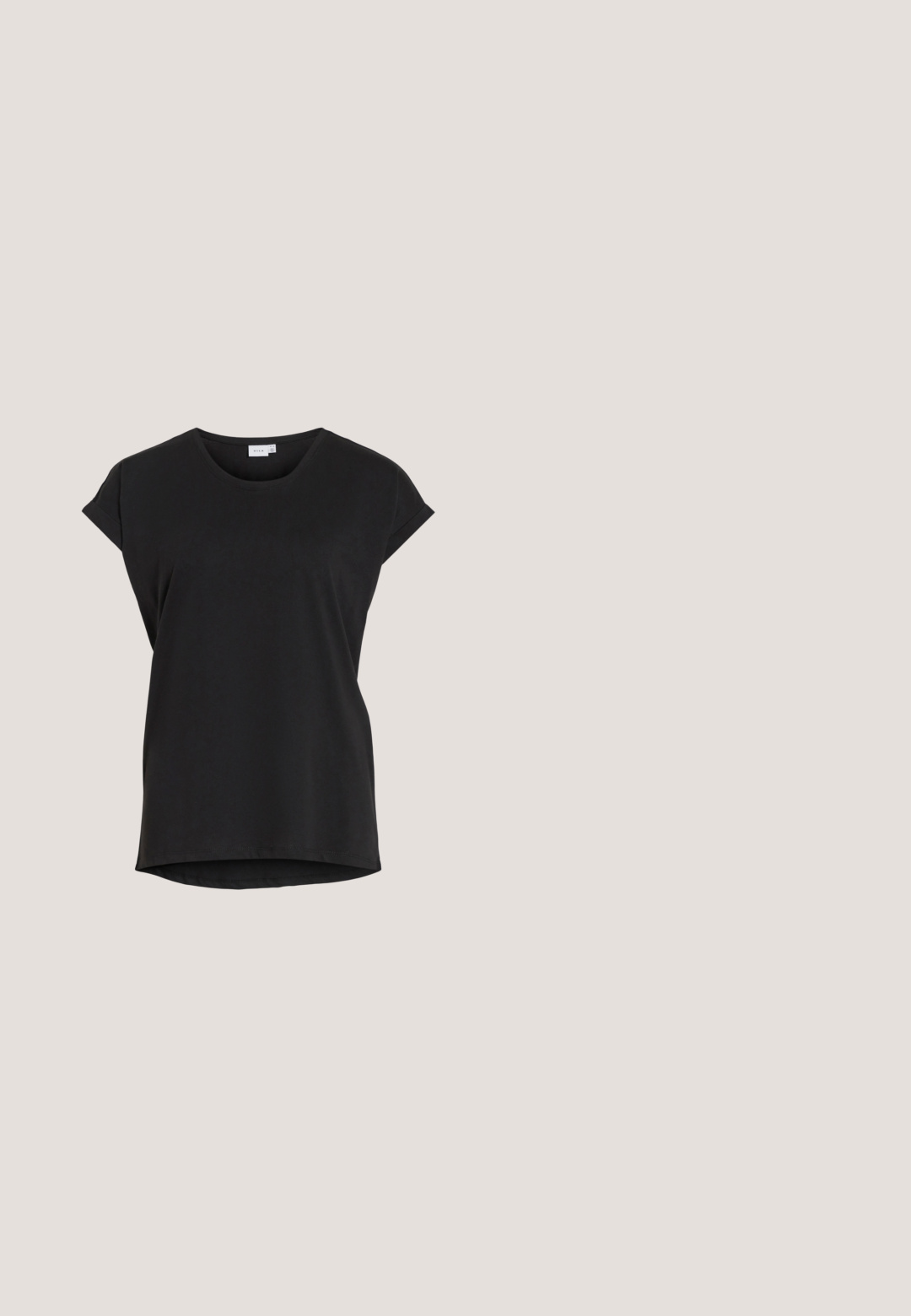 Schwarzes kurzärmeliges Freizeit-T-Shirt mit umgeschlagenen Bündchen und rundem Ausschnitt von der Marke VILA.; Vero Moda VMBRIANA SHORT SKIRT - Minirock - blue denim; Weißer Puma Sneaker mit niedrigem Schnitt, Schnürverschluss und dicker, strukturierter Sohle auf hellem neutralem Hintergrund.; Braune Schildpatt-Sonnenbrille mit einer Vintage-Cat-Eye-Form und braunen Gläsern. Verfügt über gebogene Bügel mit roten Akzenten.; Schwarze Handtasche mit runder Form, aus glattem Material gefertigt. Verfügt über einen geflochtenen Griff und einen Reißverschluss für sicheren Stauraum.; Pilgrim Ohrringe - gold-coloured