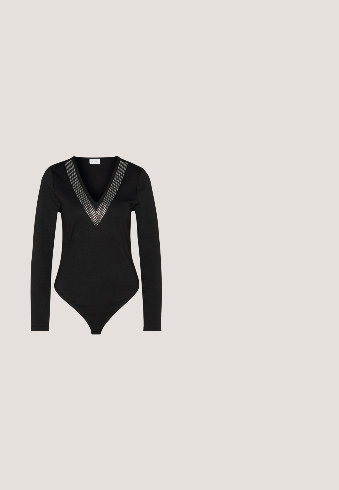 VILA VIVOLLY BODYSTOCKING - Langarmshirt - black; Schmale Jeans aus hellblauem Denim mit einem verblassten Effekt, fünf Taschen, Metallknopfverschluss und dezenten Nähdetails. Gerader Schnitt.; Schwarze Plateausandalen mit Wildlederstruktur, breitem Vorderriemen, Knöchelriemen mit Schnalle und klobigem Blockabsatz. Schlankes und modernes Design.; Schwarze Sonnenbrille mit grauen Gläsern, versehen mit einem Rastermuster aus kleinen metallischen Strasssteinen entlang der Fassung. Glatte Oberfläche, kantiges Design.; Schwarze Perlen-Handtasche mit geschwungener Silhouette, Tragegriff und glänzender Textur. Kombiniert mit schwarzen High Heels und enganliegenden schwarzen Shorts.; Silberner Doppelring mit einer glatten, polierten Oberfläche. Verfügt über ein fließendes, kurviges Design mit überlappenden Abschnitten für einen modernen Look.