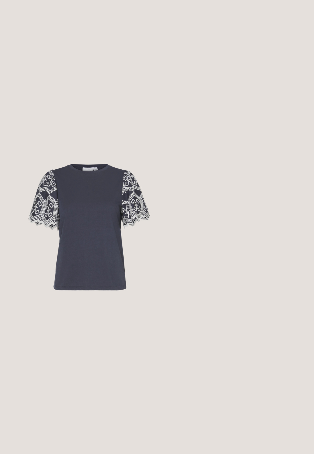 VILA VIABI - T-shirts print - navy blazer/white; Lysblå denim-nederdel med to forreste cargo-lommer, knap- og lynlåslukning samt lige form. Slidestruktur over hele nederdelen.; Ben iført hvide sokker og sorte Adidas Gazelle sneakers med hvide striber og tykke brune såler på et gråt tæppe.; Sorte solbriller med rektangulært stel, mørke linser, glat plastmateriale og en metalaccent på templet.; Sort håndtaske med en netlignende overflade, vævet håndtag og dekorativ snøring. Indeholder aftagelig rem og kontrasterende metaldele.; Sølv hoop øreringe med et kors og hjerte charm. Glat, skinnende tekstur med en poleret finish. Hver charm hænger fra en sikker løkke.