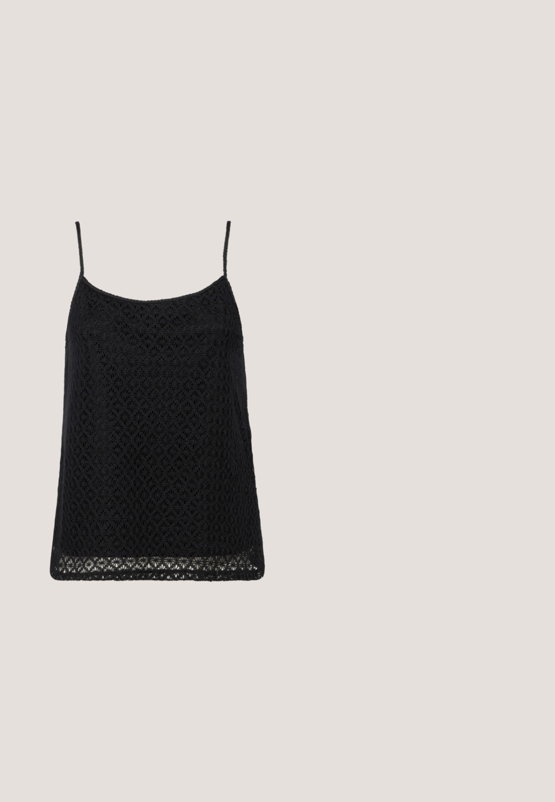 Haut en dentelle noire à bretelles spaghetti réglables, motif floral et coupe ample avec des détails à ourlet festonné.; Pantalon noir ample avec taille élastique et lien à l'avant, coupe droite, présenté sur un fond uni.; Sandales à enfiler noires avec une large bride, une semelle plate et un design minimaliste. Le matériau semble lisse avec une finition mate.; Lunettes de soleil noires en forme d'œil de chat avec une finition mate, dotées de verres teintés gris, d'angles aigus et de branches élégantes. Nom de la marque visible sur la branche intérieure.; Sac en osier noir et blanc de forme arrondie, avec une surface texturée et une poignée tressée. Convient à un usage décontracté.; Une paire de boucles d'oreilles en forme de croissant dorées et brillantes, avec des supports en plastique transparent, sur une surface gris clair.