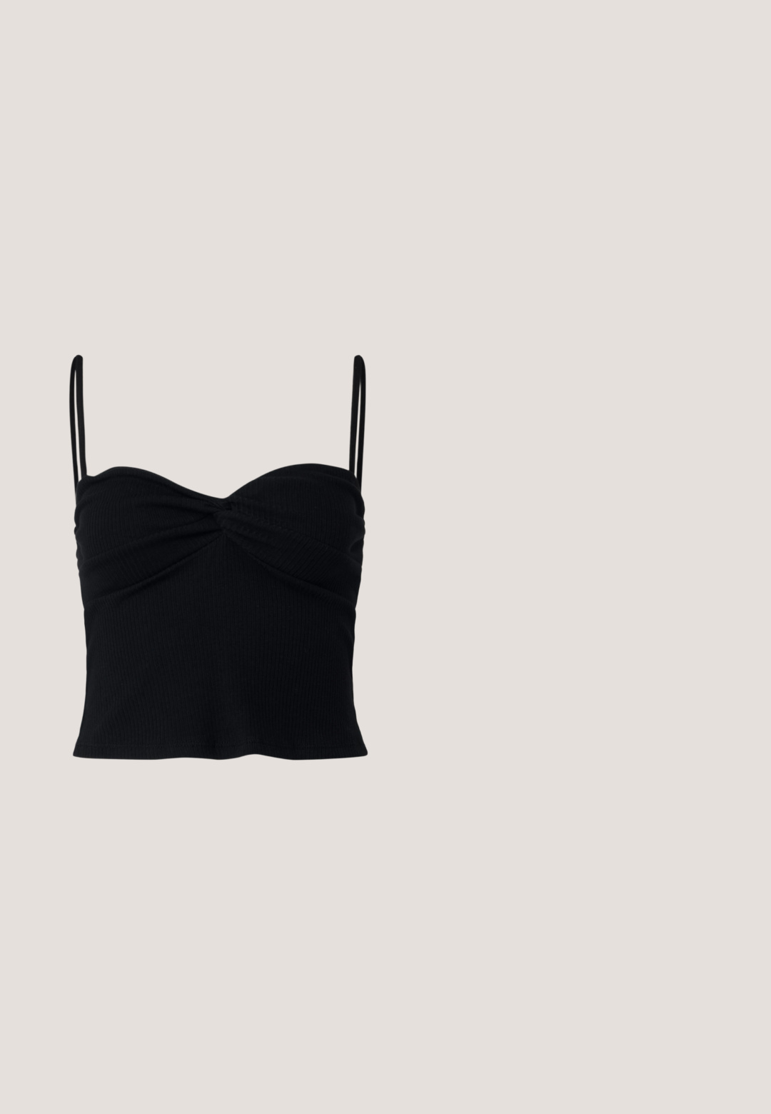 Top corto negro con canalé, escote corazón, detalle de frente retorcido y tirantes delgados ajustables. Tejido suave y elástico.; Pantalones de pierna ancha negros con un patrón floral crema. Fabricados en un tejido ligero, con una textura suave y una cintura alta.; Sandalias planas negras con tiras ajustables finas, con una pala rectangular y un acabado mate texturizado. Presentan un tacón bajo ligeramente cuadrado.; Gafas de sol de carey marrón con una forma vintage de ojo de gato y lentes marrones. Presentan brazos curvados con acentos rojos.; Bolso de mano de cuero negro con forma triangular, tapa en ángulo y un asa superior redondeada. Presenta una textura suave y detalles de diseño minimalistas.; Pendientes en forma de media luna de oro con un acabado suave, que presentan acentos naranjas cerca del pasador y herrajes de plata.