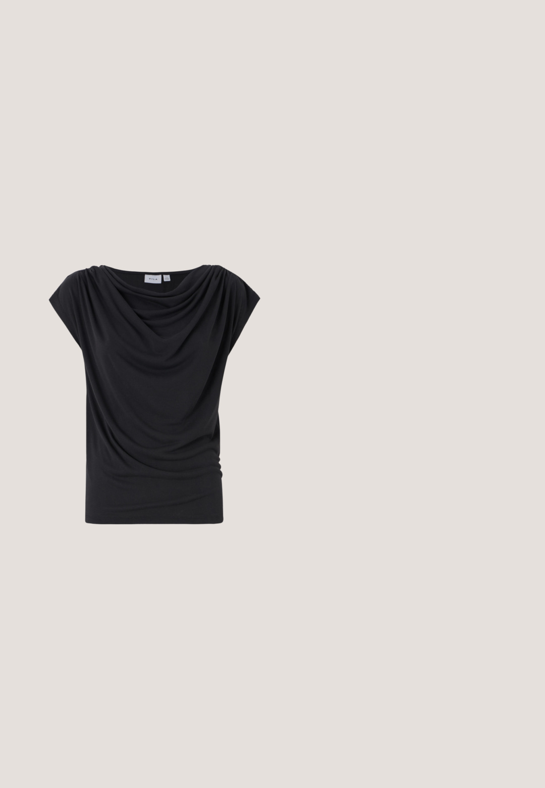 Camiseta negra drapeada hecha de tejido suave, con un escote amplio y mangas cortas tipo capucha. Textura suave con detalles fruncidos en la parte delantera.; Pantalones cortos de mezclilla azul claro con botón y cremallera en la parte delantera, trabillas para cinturón y bolsillos delanteros, mostrados sobre un fondo blanco liso.; Bailarinas de cuero negro con punta afilada, suela plana y una pequeña correa con hebilla alrededor del tobillo para un ajuste seguro.; Gafas de sol redondas con tinte marrón y un marco burdeos brillante. Patillas delgadas con un sutil detalle de marca. Diseño de lentes planos.; Bolso de mano de tela negra suave con parte superior fruncida y asas acolchadas circulares atadas con nudos a cada lado.; Delicado collar de cadena dorada de doble capa con pequeñas perlas blancas espaciadas uniformemente sobre un fondo claro y liso.