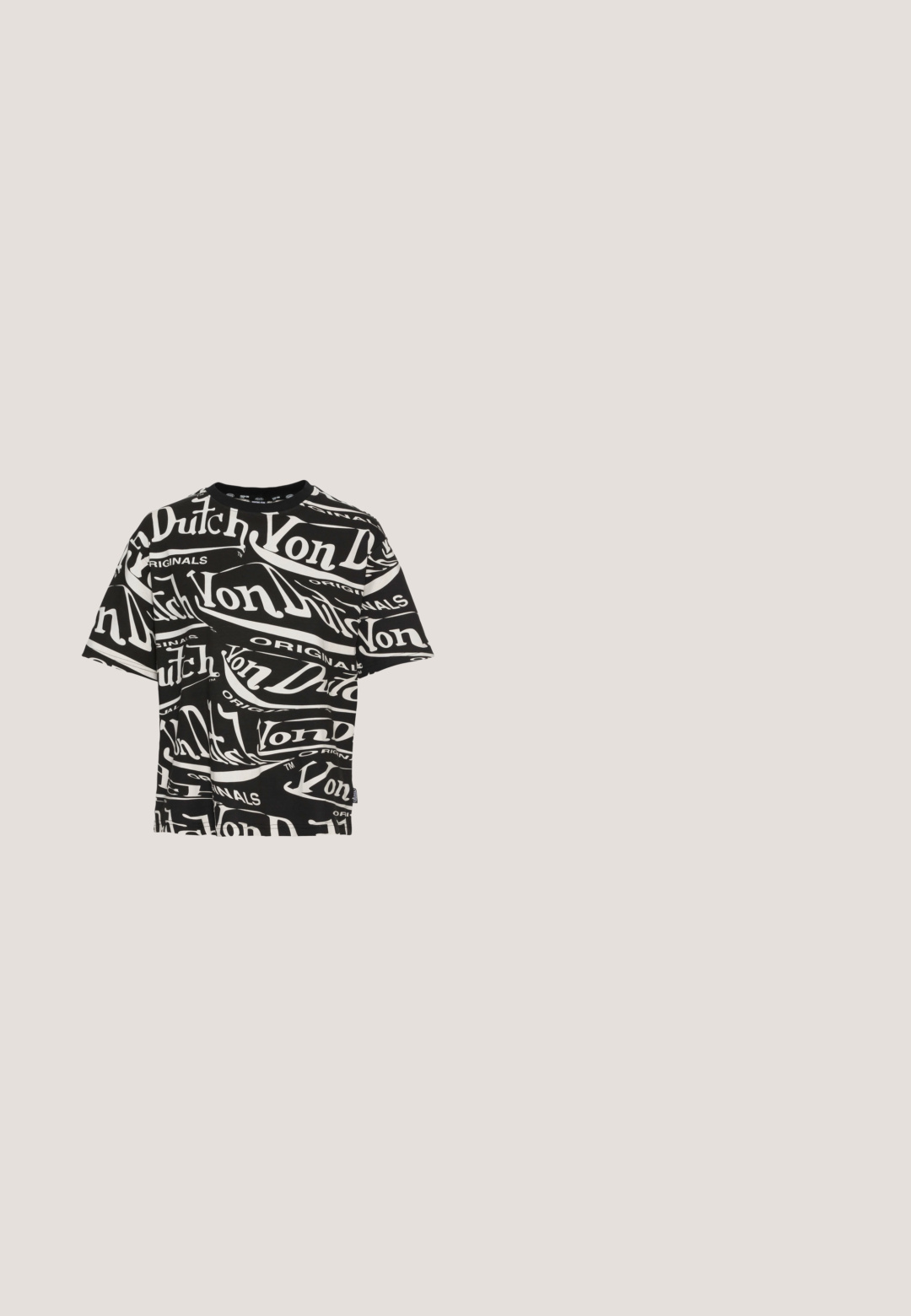 Zwarte T-shirt met gedurfde witte "Von Dutch" tekst in verschillende maten en richtingen. Korte mouwen, ronde hals, gemaakt van katoen met een gladde textuur.; Zwarte denim shorts met een hoge taille, voorzakken en een decoratieve zilveren kettingriem met ovale accenten. Gladde textuur.; Witte sneakers met een textuur oppervlak, zwarte zijstrepen en een dikke witte zool. Heeft een vetersluiting en een logo op de tong.; Zwarte cat-eye zonnebril met een matte afwerking, voorzien van grijs getinte glazen, scherpe hoeken en slanke zijarmen. Merkennaam zichtbaar op de binnenarm.; Zwarte nylon schoudertas met een gebogen vorm, zilveren kettingaccent, afneembaar mini-zakje en verstelbare schouderband; voorzien van het "Steve Madden" logo.; Zilverkleurige oorringen met een gladde, ronde vorm en een gepolijste afwerking. Beide oorbellen zijn van dezelfde grootte en hebben een veilige sluitmechanisme.