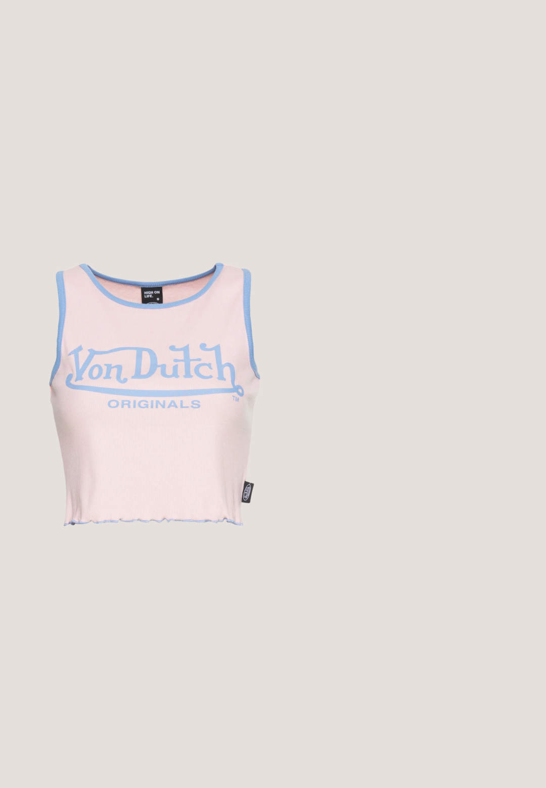 Roosa ribaga lühike topp helesinise äärega ja suure sinise "Von Dutch" logo. Omab toorõmblust ja sildikest küljel.; Sinine denimist laienevad teksad keskmise kõrgusega vöökoht, viis taskut, standardne nup Closure ja kerge kulumine tekstuuri suurendamiseks.; Valge paks tennisejalanõu paksu tallaga, kaunistatud pastellroosade, oranžide ja siniste liblikamotiividega külgedel ja kandadel.; Mustad mustakate silmade prillid, millel on matt viimistlus, hallist toonitud läätsed, teravad nurgad ja stiilsed küljed. Brändi nimi on nähtav siseküljel.; Kaks roosat Juicy Couture kotti, üks suurem kristalltähtedega ja sangaga, teine väiksem valgete tähtedega ja randmerihmaga, hallil taustal.; Hõbedane kett-kaelakee, millel on ühtlaselt paigutatud väikesed ristkülikukujulised metallist detailid ning valgel taustal reguleeritav kinnitus.