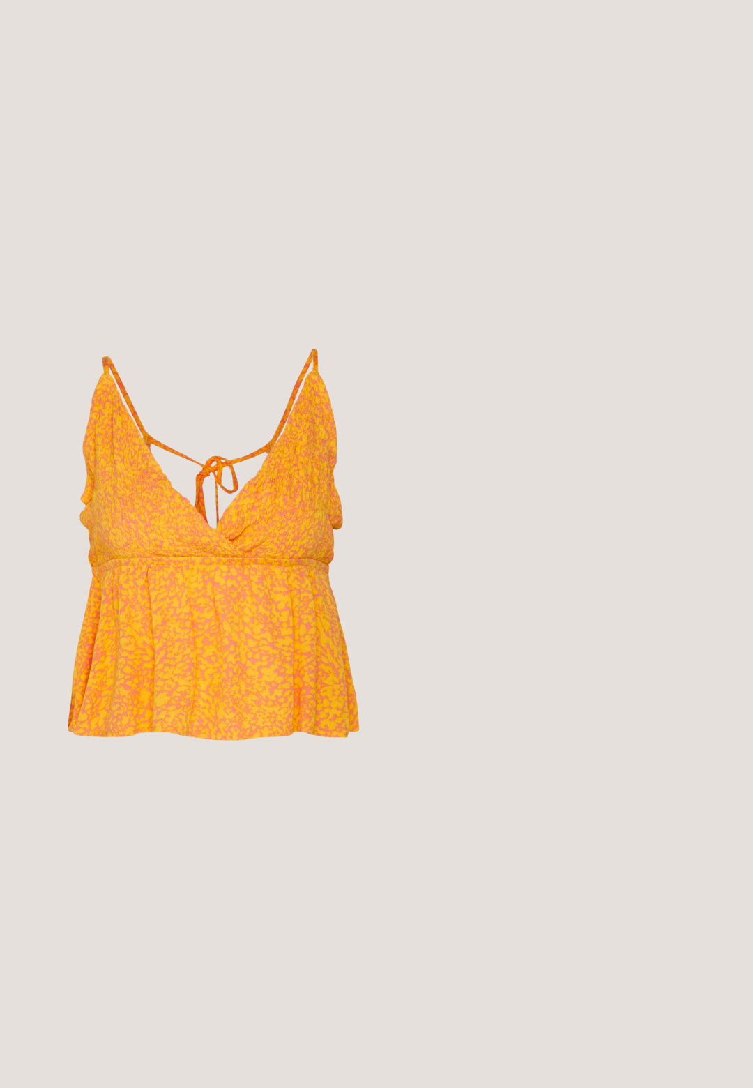 Vero Moda VMMENNY SMOCK SINGLET - Top - georgia peach/melin; Jeans de pierna ancha de talle alto, de un azul claro, con botón y cremallera en el frente, lazos para cinturón y estilo de cinco bolsillos.; Sandalias planas negras con tiras trenzadas y un acento metálico. Presentan una hebilla ajustable y una suela de goma plana para mayor comodidad.; Gafas de sol estilo ojo de gato con montura de carey negra y naranja, lentes marrones y puntas elegantes y afiladas. Presenta un logo minimalista en la patilla.; Pequeño bolso tejido de color tostado con forma curva, correa de cuero negra ajustable y cierre de cremallera plateada.; Cinturón de cuero negro con una hebilla rectangular en tono dorado, bordes redondeados, textura suave y un diseño elegante.