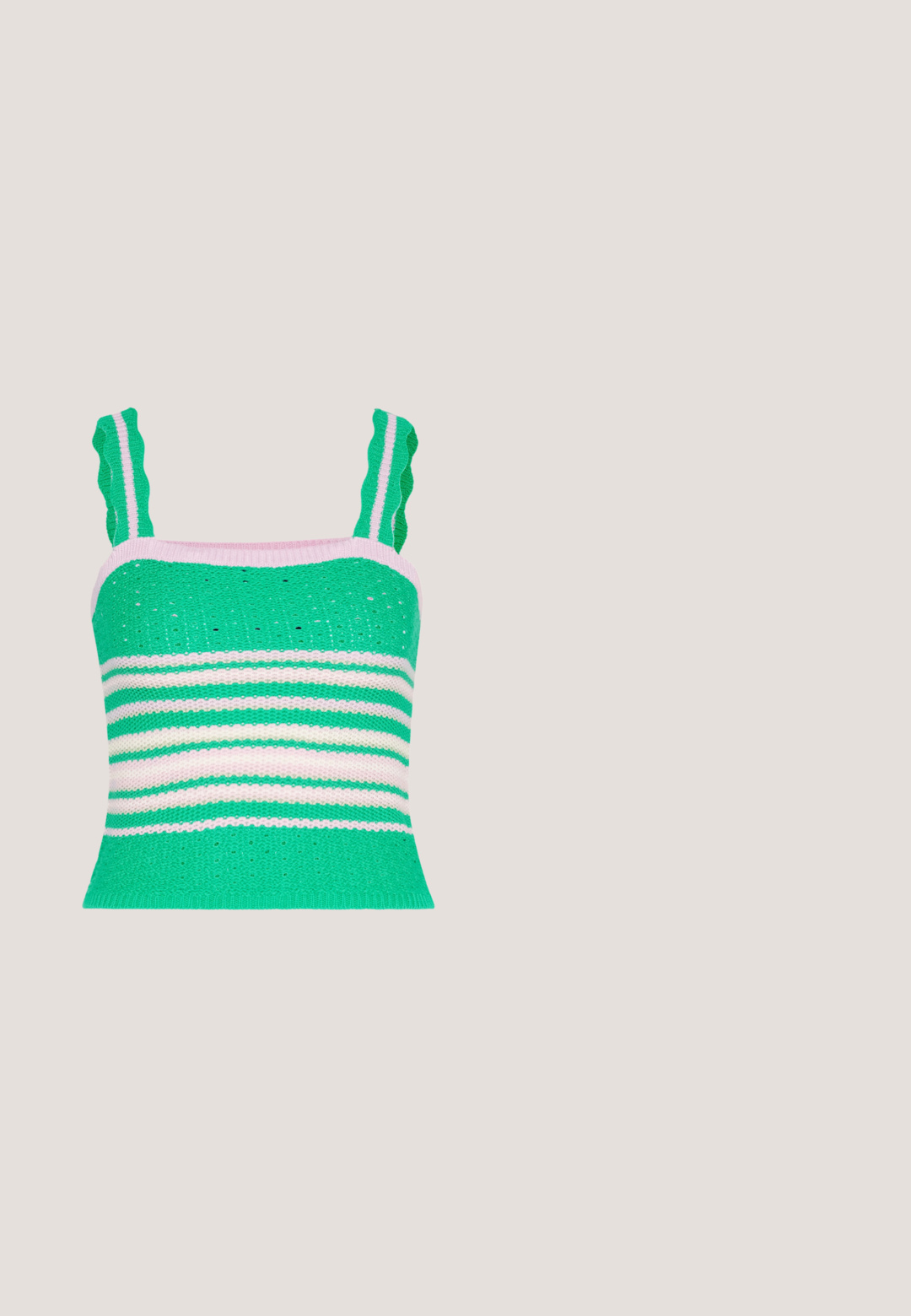 Vero Moda VMMILI SHORT STRAP  - Top - bright green/bonbon/irish cream/birch; The Ragged Priest LOW RISE - CARPENTER RELEASE  - Džínsy voľného strihu - light blue; Zelený vzorovaný teplákový komplet s bielymi kvetinovými vzormi a bielymi pruhmi, doplnený bielymi teniskami so zelenými pruhmi a trblietavými šnúrkami.; Párik obdĺžnikových slnečných okuliarov s svetlomodrými priehľadnými rámami a tmavosivými sklami, s rovnými stranami a minimálnymi hardvérovými detailmi.; Polstrovaná zelená ramenná taška s mäkkou textúrou, obdĺžnikovým tvarom, jedným popruhom a zlatou zipsovou uzáverou. Obsahuje prešívaný vzor.; Pár lesklých strieborných kruhových náušníc s tenkými drôtenými zapínaniami, zobrazených na svetlo šedom pozadí.