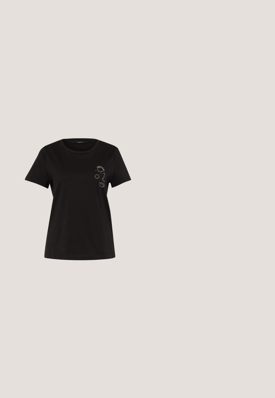 Vero Moda VMFRANCIS FACE BOX - T-shirt print - black; Zwarte denim shorts met hoge taille, voorste knoopsluiting, riemlussen en twee voorzakken tegen een effen witte achtergrond.; Zwarte leren kniehoge laarzen met puntige neus en gestapelde hak. Voorzien van decoratief stiksel en gebogen designelementen.; Zwarte zonnebril met grijze lenzen, versierd met een rasterpatroon van kleine metalen strass-steentjes langs het montuur. Gladde afwerking, hoekig ontwerp.; Zwarte handtas van gestructureerd leer, met een debossed logo ontwerp, enkele ketting en afneembare schouderriem, met een ritsluiting.; Zilveren ringoorbellen met een gedraaide ontwerp, met een gestructureerd oppervlak en een veilige sluiting. Lichtgewicht en reflecterend met een vloeiende afwerking.