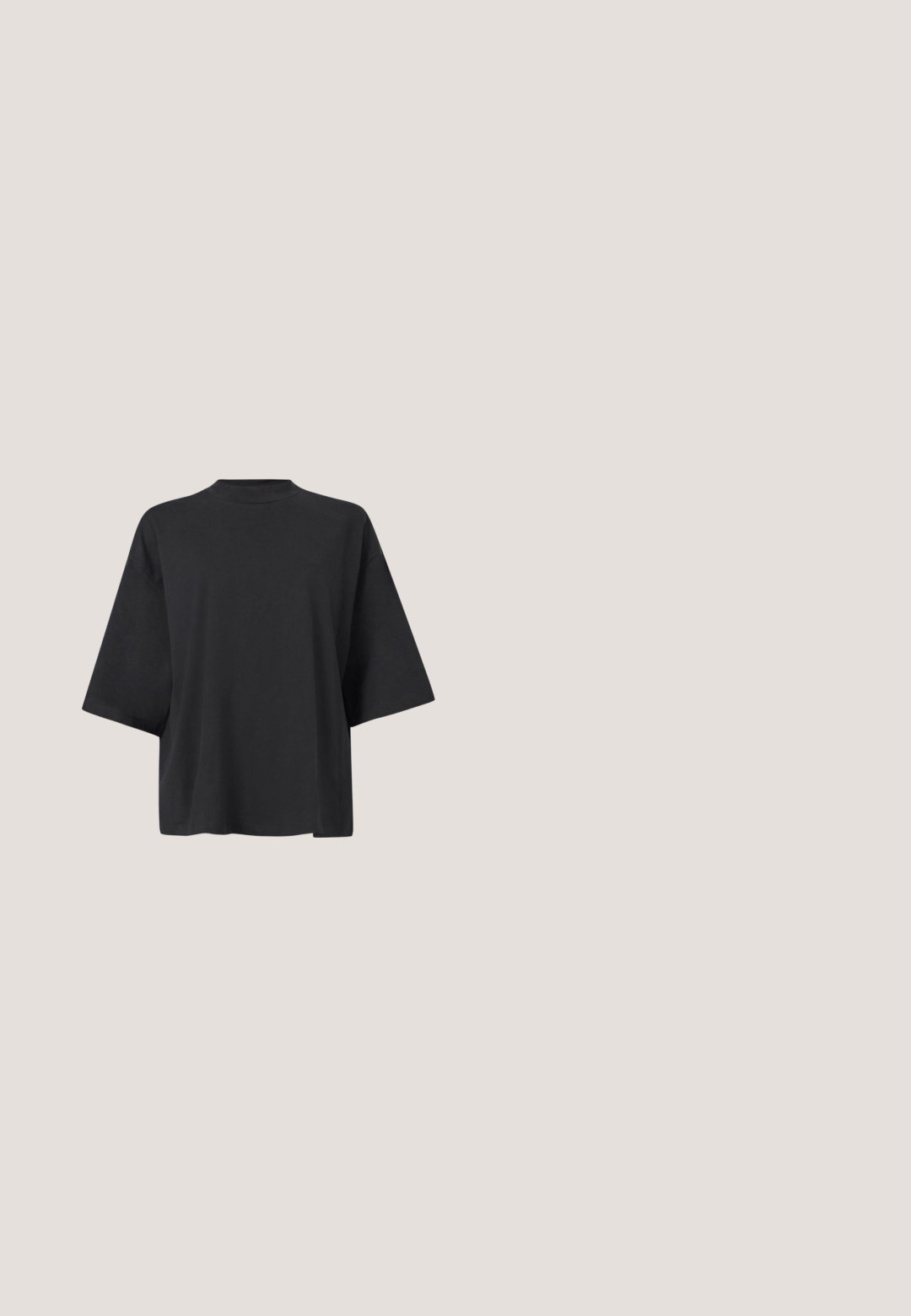 Sort oversized T-shirt med korte ærmer, rund hals og en blød bomuldstekstur. Simpelt design uden mønstre eller pynt.; Sort, knælange blyantskørt lavet af glat stof med elastisk talje, præget af et simpelt, minimalistisk design uden synlig hardware.; Sort lakeret læder højhælet slingback-sko med spids tå, tynd hæl og dobbelt remdetalje over vristen.; Sorte solbriller med en blank finish, overdimensionerede runde linser, der overgang fra mørke til lysere nuancer, og guldtonede accenter på armene.; Sort skuldertaske med justerbar rem, lynlås og lille sølv krokodille logo foran i midten.; Sølvfarvet chunky kædearmbånd med uregelmæssige ovale led arrangeret i en cirkulær form på en ens hvid baggrund.
