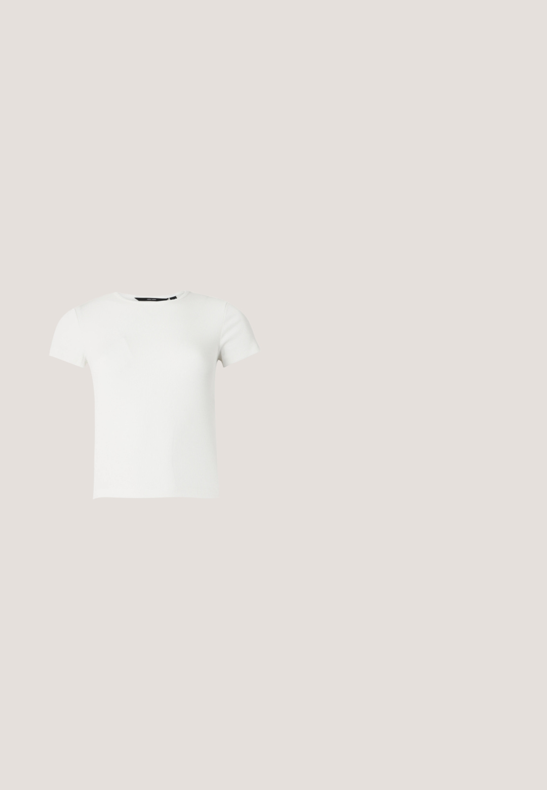 T-shirt blanc à manches courtes en maille côtelée avec col rond, présenté sur un fond uni gris clair.; Pantalon large à rayures horizontales noires et blanches avec une taille élastique à cordon de serrage.; Sabots beiges en matériau léger avec des trous de ventilation, une bande arrière et une semelle structurée pour une meilleure adhérence.; Lunettes rectangulaires teintées de brun avec une finition brillante, dotées de branches fines et de verres transparents. Logo visible sur la branche gauche.; Sac à épaule en cuir noir avec une sangle à boucle, des bords arrondis et des coutures blanches contrastées sur un fond uni.; Deux paires de boucles d'oreilles en argent en forme de créole avec une texture légèrement martelée sur un fond blanc.