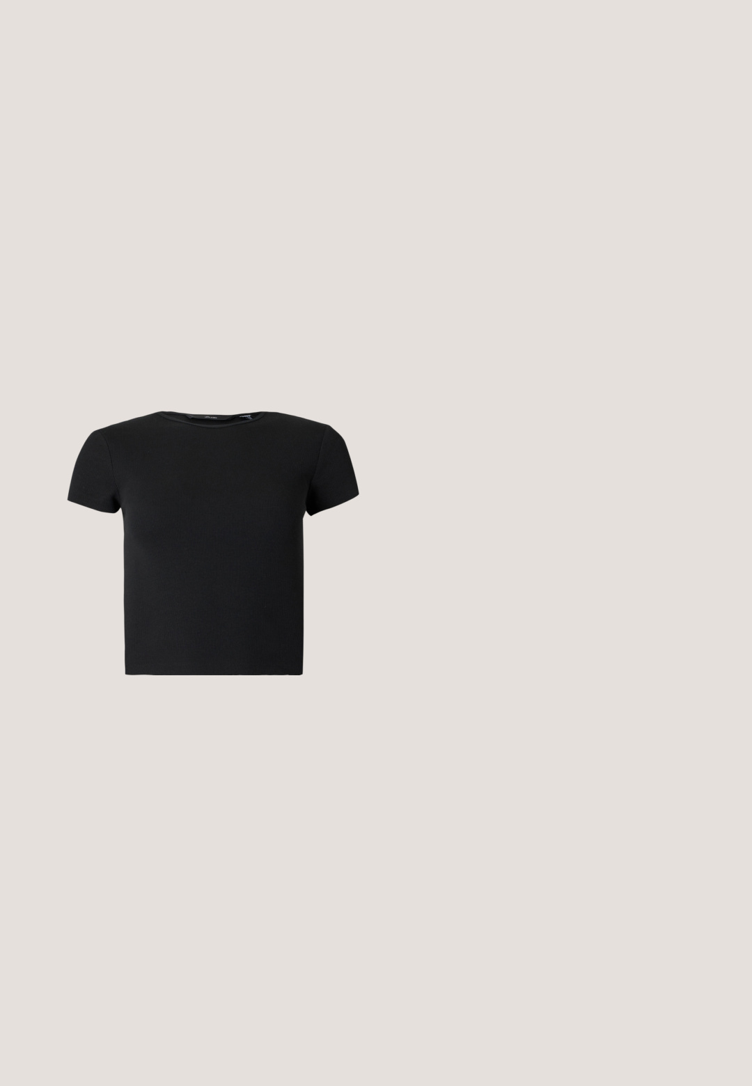 Čierny krátky rebrovaný crop top s okrúhlym výstrihom, zobrazený na jednofarebnom svetlom pozadí.; Svetlomodré rozšírené džínsy vyrobené z denimu, s vysokým pásom, dizajnom piatich vreciek a surovým lemom na spodnej strane. Textúra je mierne opotrebovaná.; Čierna šľapka na platforme s dvoma striebornými prackami, položená na modrom kobereci s textúrou, v pozadí rozostrený béžový nábytok.; Čierne slnečné okuliare s obdĺžnikovým rámom, tmavými šošovkami, hladkým plastovým materiálom a kovovým akcentom na ramene.; Čierna obdĺžniková kabelka na rameno s jedným nastaviteľným remienkom a horným zipsom na jednofarebnom pozadí.; Pár lesklých strieborných kruhových náušníc s tenkými drôtenými zapínaniami, zobrazených na svetlo šedom pozadí.