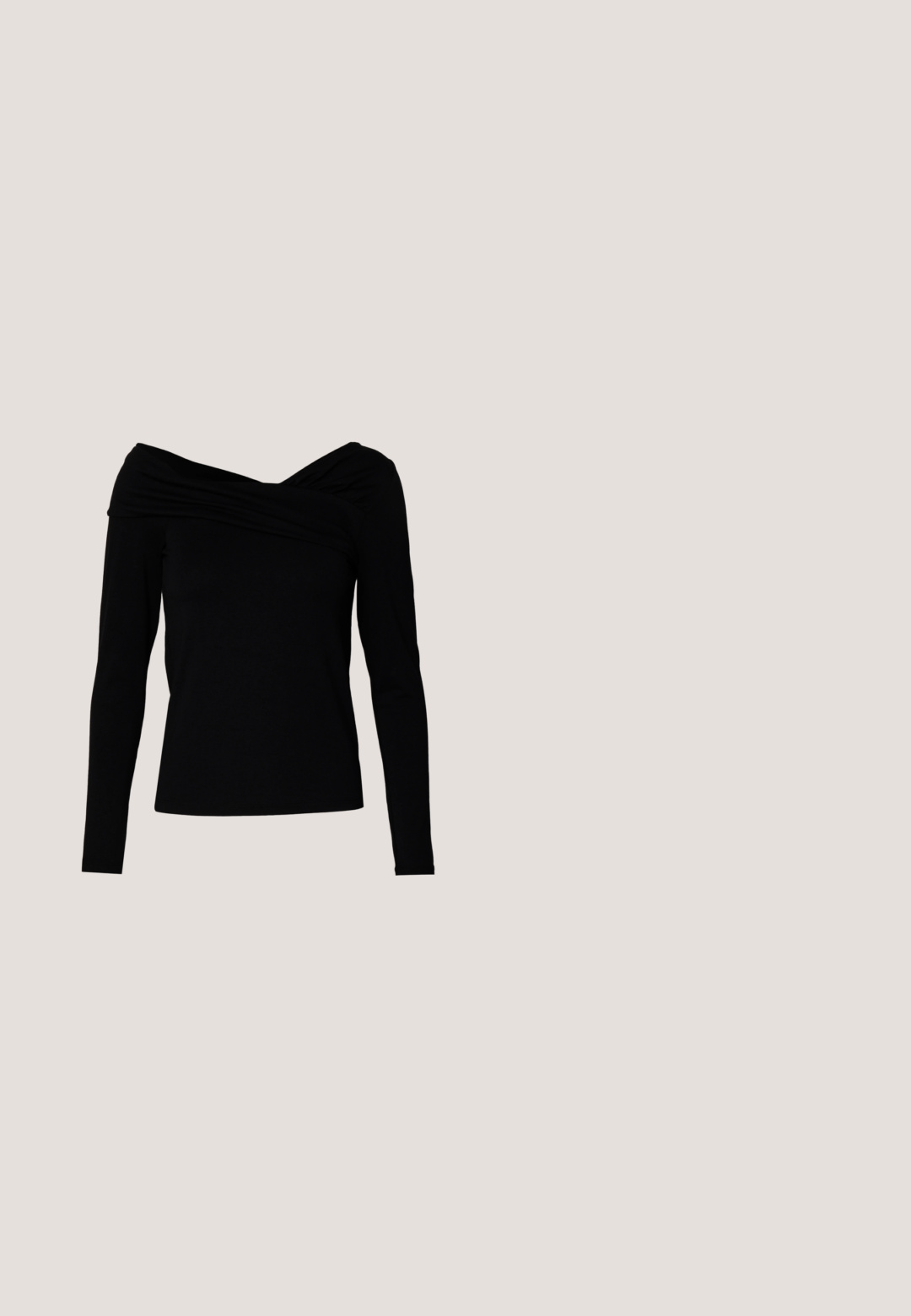 Zwarte off-the-shoulder top met lange mouwen, met een gedrapeerd ontwerp en een soepele textuur voor een aansluitende silhouet.; Zwarte hoge taille flare broek met vo pockets, riemlussen en een ritssluiting aan de voorkant, weergegeven op een effen achtergrond.; Puntige slingback schoenen van textuur leer met slangenprint, met een slanke zwarte hak en een uitgesneden ontwerp aan de zijkanten.; Zwarte leren handtas met gouden gesp en klinknagel details, korte handvatten en een verstelbare schouderriem op een effen witte achtergrond.; Zilverkleurige stervormige oorringen met een gladde, gepolijste afwerking op een effen witte achtergrond.; Zwarte leren riem opgerold met een glanzende gouden gebogen gesp en een riemlus op een effen witte achtergrond.