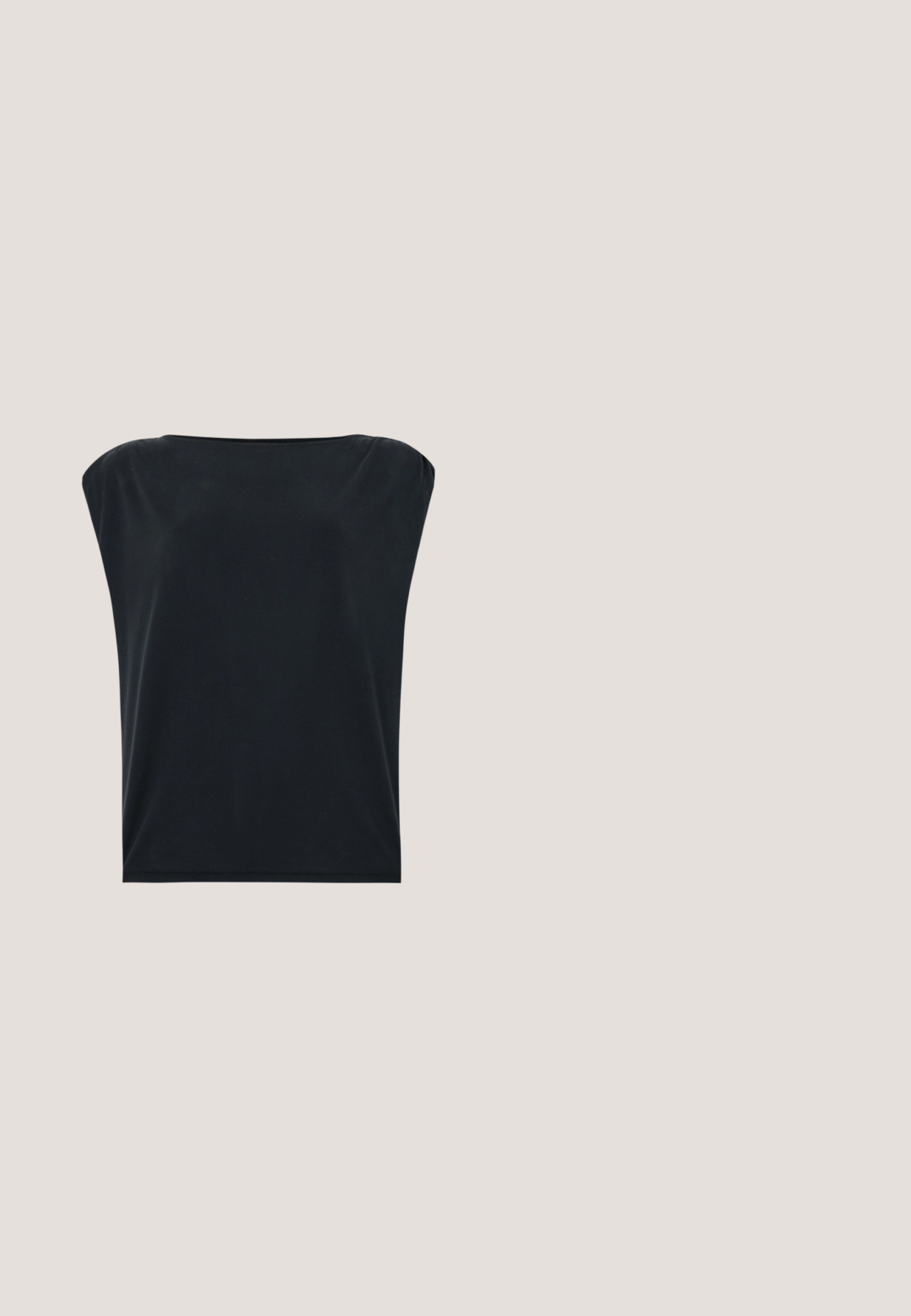 Haut noir à manches courtes avec une coupe décontractée, fabriqué dans un tissu doux et lisse, avec un large col rond. Design simple et minimaliste.; Pantalon large noir avec un motif floral crème. Fabriqué en tissu léger, il présente une texture lisse et une taille haute.; Call it Spring DIANAH  - Sandales - black; Lunettes de soleil noires en forme d'œil de chat avec une finition mate, dotées de verres teintés gris, d'angles aigus et de branches élégantes. Nom de la marque visible sur la branche intérieure.; Pieces PCALUANA SHOULDER BAG - Sac à main - black; Les boucles d'oreilles en argent en forme de créole présentent un design lisse et arrondi avec un profil fin et un fermoir sécurisé. Style minimaliste avec une finition polie.