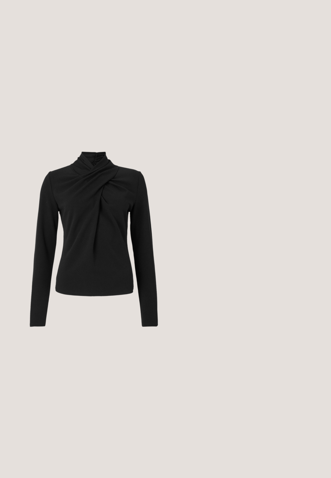 Camiseta negra de manga larga con cuello alto retorcido y detalle fruncido en el centro frontal.; Pantalones negros de talle alto y pierna recta con pliegues delanteros y trabillas para cinturón, exhibidos sobre un fondo blanco liso.; Zapato slingback de cuero negro con puntera puntiaguda, tacón pequeño y adorno de hebilla con cristales de strass. Textura lisa, diseño minimalista.; Bolso de mano de cuero negro con dos asas alargadas, cierre de cremallera y forma redondeada; textura suave con un acabado ligeramente brillante.; Par de pendientes de metal dorado brillante, con forma irregular y superficie arrugada y lisa sobre un fondo claro y sencillo.; Cinturón de cuero negro enrollado con una hebilla cuadrada de metal en tono dorado sobre un fondo blanco.