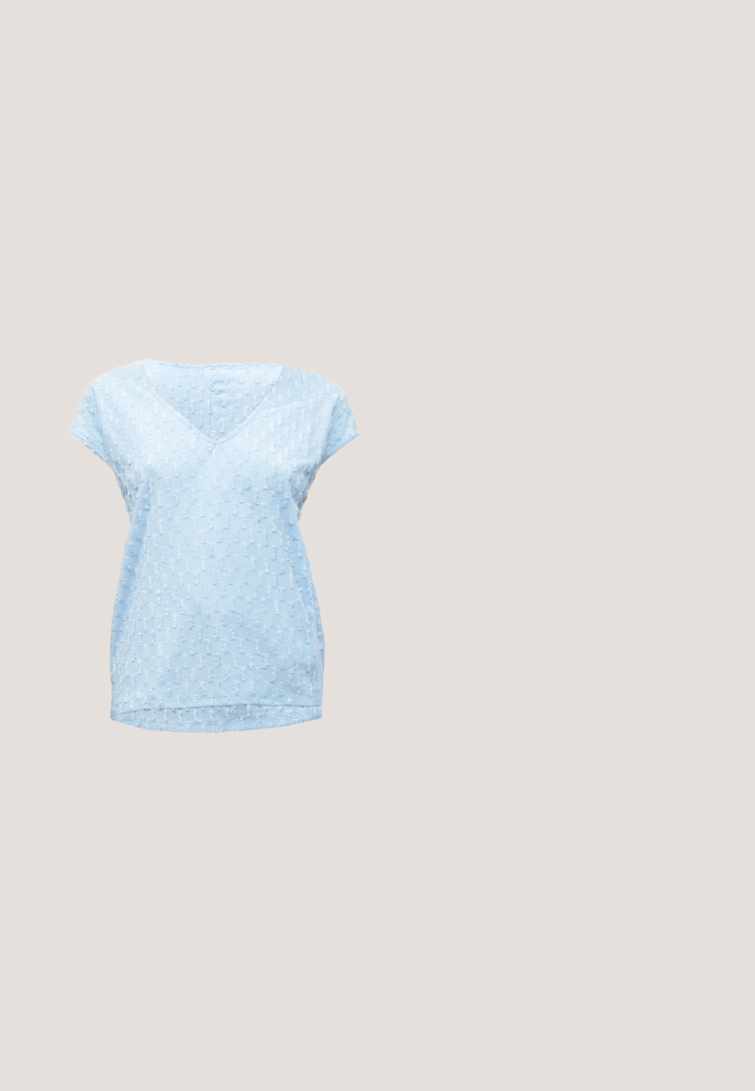 Lyseblå kortærmet bluse med V-hals og tekstureret stof med prikmønster, let længere bagkant.; Lysblå vide jeans med bindebånd fortil, klassisk fem-lomme design og subtile falmede detaljer ved benene. Denim materiale.; Beige læder loafers med syet detaljer, en flad sort sål og en rund tå. Minimalistisk design uden fremtrædende hardware eller accenter.; Lyseblåt silketørklæde med flerfarvede illustrationer af håndtasker og mørkeblå kanter mærket "Coach."; Hvid lædertaske med ét skulderrem, blød tekstur og diskret Calvin Klein-logo nær bunden i midten.; Guldtonet halskæde med en rund vedhæng og en ætset kæde; inkluderer matchende guld hoops øreringe med en struktureret finish.