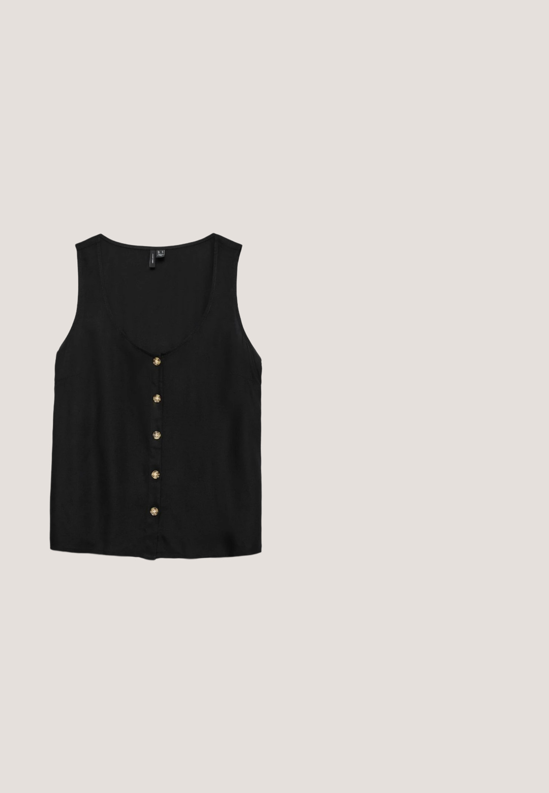 Blouse sans manches noire avec un décolleté en V profond, ornée de boutons dorés sur le devant et d'un tissu lisse et léger.; Pantalon large noir avec un motif floral crème. Fabriqué en tissu léger, il présente une texture lisse et une taille haute.; Sandale compensée en cuir noir avec brides croisées, clous dorés, boucle à la cheville et semelle plateforme tressée beige.; Lunettes de soleil en écaille de tortue marron avec une forme vintage de lunettes cat-eye et des verres marron. Présente des branches courbées avec des accents rouges.; Sac tissé rayé en noir et beige, avec un design décontracté, une surface texturée et une petite pièce en cuir en accent.; Bracelet manchette ouvert en or avec des étoiles de mer texturées liées en une chaîne continue sur fond blanc.