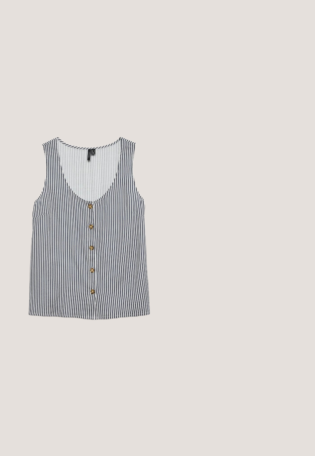 Stribet ærmeløs tanktop i hvid og navy. Har en dyb V-udskæring, knaplukning foran og en lomme til venstre. Glat stofoverflade.; Bukser med vide ben med lysegule blomster- og geometriske patchworkmønstre, med elastisk talje og snørelukning.; Brun slangemønstret tåsandal med lav hæl og åben tå, designet til afslappet brug.; Brune katteøje solbriller med mørke linser, der hviler på en hvid overflade, vinklet for at vise den ene stang.; Kremfarvet clutch-taske i stof med blomstret blondeoverlay og samlet toplukning mod en ensfarvet lys baggrund.; Skildpadde-mønstret hårklo lavet af plast, med et bølget design, flere grebsklæbende tænder og en afrundet top.