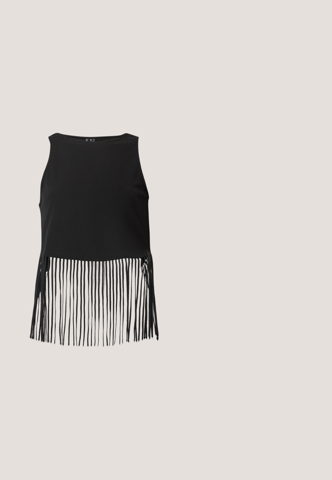 Musta hihaton crop-top, jossa pitkä tupsureuna helmassa valkoista taustaa vasten.; Hame midi kuosisudella, silkkinen rakenne, neutraali beigen pohja mustilla ja ruskeilla pilkuilla, laskostettu muotoilu ja kierretty yksityiskohta vyötäröllä.; Musta litteä sandaali ohuilla remmeillä, kullanvärisellä varvasrenkaan yksityiskohdalla ja säädettävällä nilkkalukolla, esitetty yksinkertaista valkoista taustaa vasten.; Violet muoviset aurinkolasit suorakulmaisilla vihreillä linsseillä. Kehyksissä on kiiltävä pinta ja kultaiset "Vogue"-brändäykset sivuilla.; Kudotusta olkipussista, jossa on luonnollinen tekstuuri ja pehmeä, orgaaninen muoto, joka on varustettu ruskeilla nahkakahvoilla helppoa kantamista varten.; Kultasävyinen paksu rannekoru, jossa vuorottelevat suuret ja pienet epäsäännölliset soikeat lenkit ja toggle-lukko valkoisella taustalla.