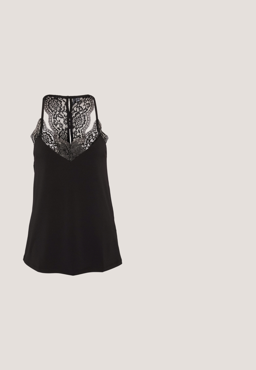 Camiseta negra de tirantes con detalles de encaje en el escote en V y la espalda. Presenta tirantes ajustables y una textura de tela suave. Corte regular.; Jeans de mezclilla negra elástica de campana con cierre de botón, cuatro bolsillos y una textura suave, diseñados para una silueta ajustada.; Sandalias de plataforma de cuero negro con diseño de puntera abierta, correa en el tobillo y un tacón cuadrado grueso. Textura suave y estilo minimalista.; Gafas de sol negras con lentes grises, presentando un patrón enrejado de pequeños rhinestones metálicos a lo largo de las monturas. Acabado suave, diseño angular.; Bolso de mano de cuero negro con un acabado texturizado, que cuenta con una sola correa para el hombro y acentos de hardware dorado. El diseño es elegante y minimalista.; Pendientes de aro de plata con un acabado pulido, que presentan una forma circular y un cierre de gancho. Textura suave con detalles mínimos.