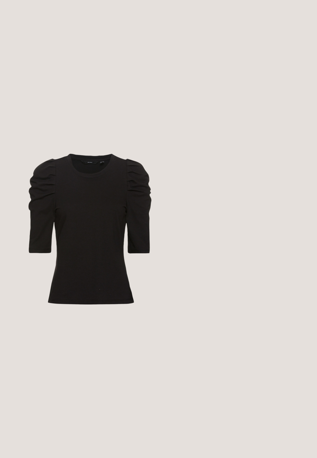 Vero Moda Tall VMEGAMAXI  - Základné tričko - black; ONLY Tall ONLHOPE GLOBAL HIGH WAIST WIDE  - Nohavice - pumice stone; Čierne kožené topánky typu Mary Jane s okrúhlou špičkou, remienkom okolo členka a hrubou gumovou podrážkou so zúbkovanými detailmi.; Čierne oválne slnečné okuliare s tenkými ramenami a červenými tónovanými šošovkami ležia na bielom povrchu.; Čierna kožená kabelka s zaobleným tvarom, zdobená striebornými cvočkami a krátkym rúčkou. Hladká textúra a zapínanie na zips.; Pár stredne veľkých lesklých strieborných kruhových náušníc s tenkými kovovými zapínaniami na svetlom neutrálnom pozadí.