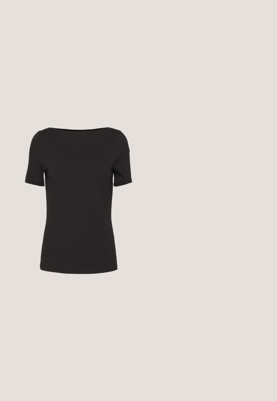 T-shirt noir à manches courtes avec un col carré, fabriqué dans un tissu lisse, présentant un design ajusté et sans motifs ni accents visibles.; Jean flare gris clair taille haute, en denim, avec une fermeture éclair et des coutures discrètes le long des coutures.; Sandales à talons hauts noires avec une plateforme, à bout ouvert, bandeau avant large et bride de cheville réglable. Finition en cuir lisse et talon épais.; Lunettes de soleil noires avec des montures ovales, des verres teintés foncés et "vogue" imprimé en blanc sur les branches extérieures. Matériau en plastique lisse.; Sac à main en cuir synthétique blanc avec une forme triangulaire structurée, une bandoulière unique réglable et un rabat à courbes accentuées.; Boucles d'oreilles en argent en forme de cerceau avec un charme croix et cœur. Texture lisse et brillante avec une finition polie. Chaque charmepend d'une boucle sécurisée.