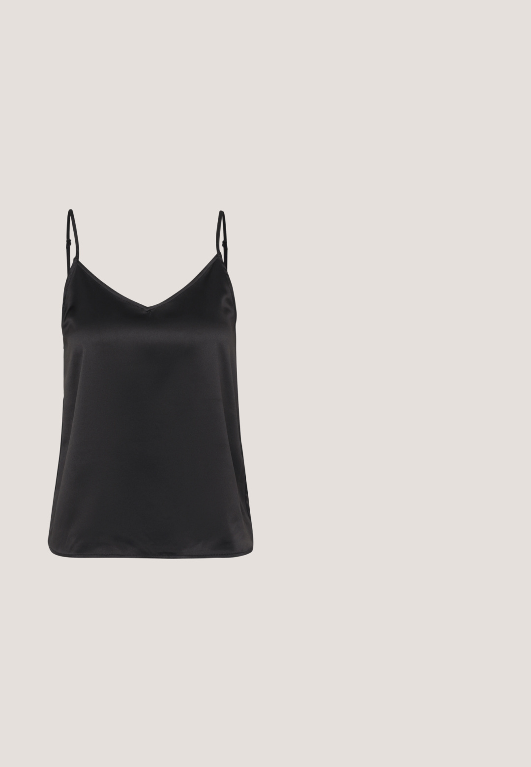 Schwarzes Satin-Camisole mit V-Ausschnitt, dünnen verstellbaren Trägern und einer glatten, glänzenden Textur. Keine Muster oder zusätzlichen Akzente.; Maxirock mit Leopardenmuster in Braun- und Schwarztönen, aus leichtem Stoff mit fließendem Design und elastischem Bund.; Schwarze Absatzsandalen mit mehreren dünnen Riemen über den Zehen, einem einzelnen Knöchelriemen mit goldener Schnalle und einer quadratischen Zehenform.; Schwarze Leder-Schultertasche mit doppelten Trägern, befestigt durch goldene Ringe und Nieten, glatte und leicht glänzende Oberfläche, schlichtes Design.; Kleine goldene Creolen, jeweils mit einem hängenden Dackel-Charm vor schlichtem weißem Hintergrund.; Silberne Halskette mit acht kleinen herzförmigen Anhängern mit filigranen Wirbelmustern, flach auf hellem Hintergrund ausgelegt.