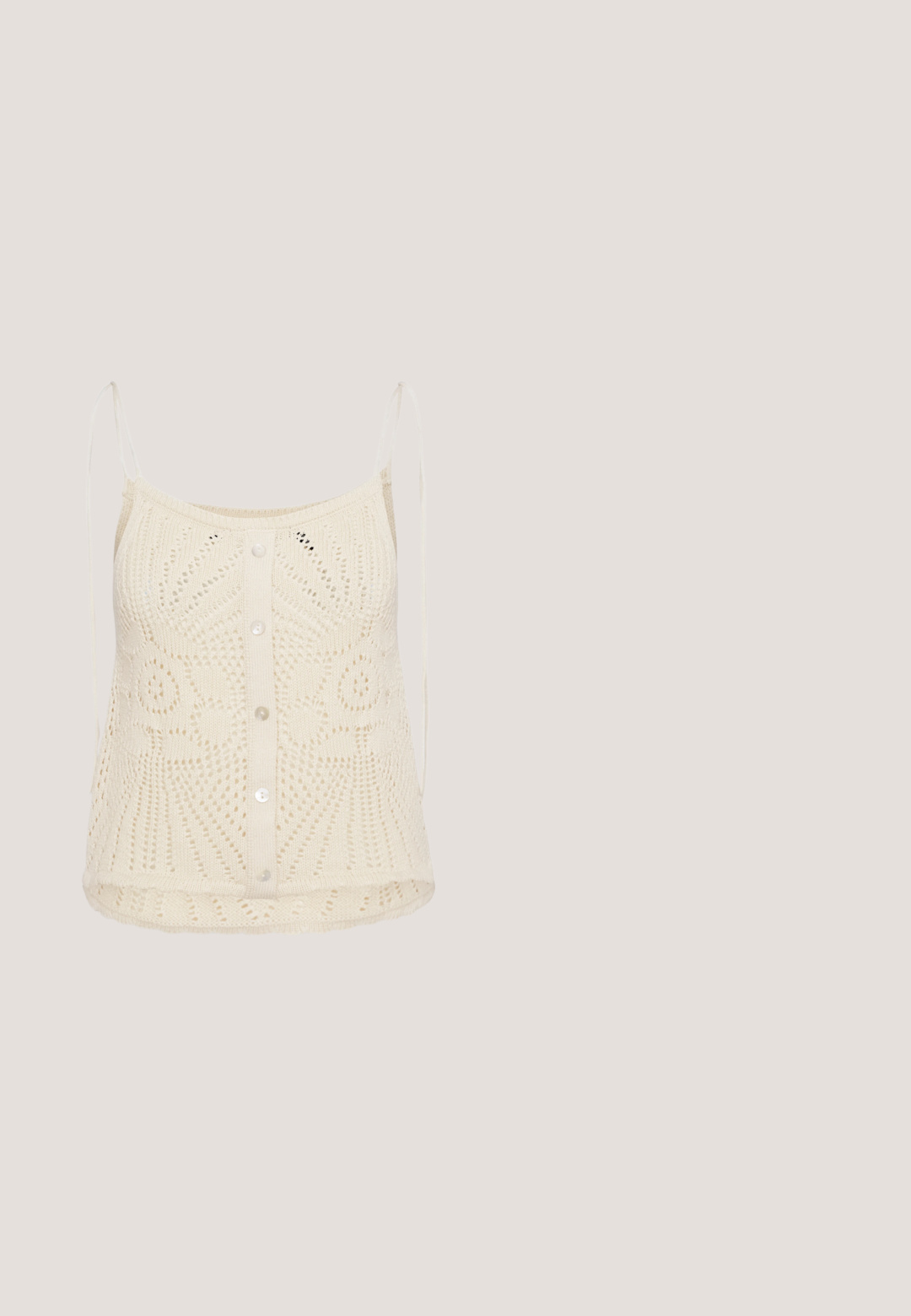 Débardeur tricoté beige clair avec encolure dégagée, fines bretelles réglables et fermeture à boutons à l'avant. Présente des motifs en dentelle délicats.; Pantalons en lin beige clair avec une coupe droite, une taille plate et des détails de couture minimalistes, présentant une finition douce et texturée.; Des sabots Crocs blancs présentent un design perforé, des semelles plates et des sangles de talon réglables, reposant sur une chaise en fil jaune contre un sol en bois.; Lunettes de soleil crème avec des verres en forme ovale, teintés de brun, dotées d'une finition brillante et d'un discret logo "Vogue" sur le côté.; Sac épaule en cuir crème en forme de croissant, avec une fine sangle et des détails de coutures subtils. Design minimaliste avec des accents en métal doré.; Paire de boucles d'oreilles créoles moyennes argentées brillantes avec de fines attaches métalliques sur un fond clair et neutre.
