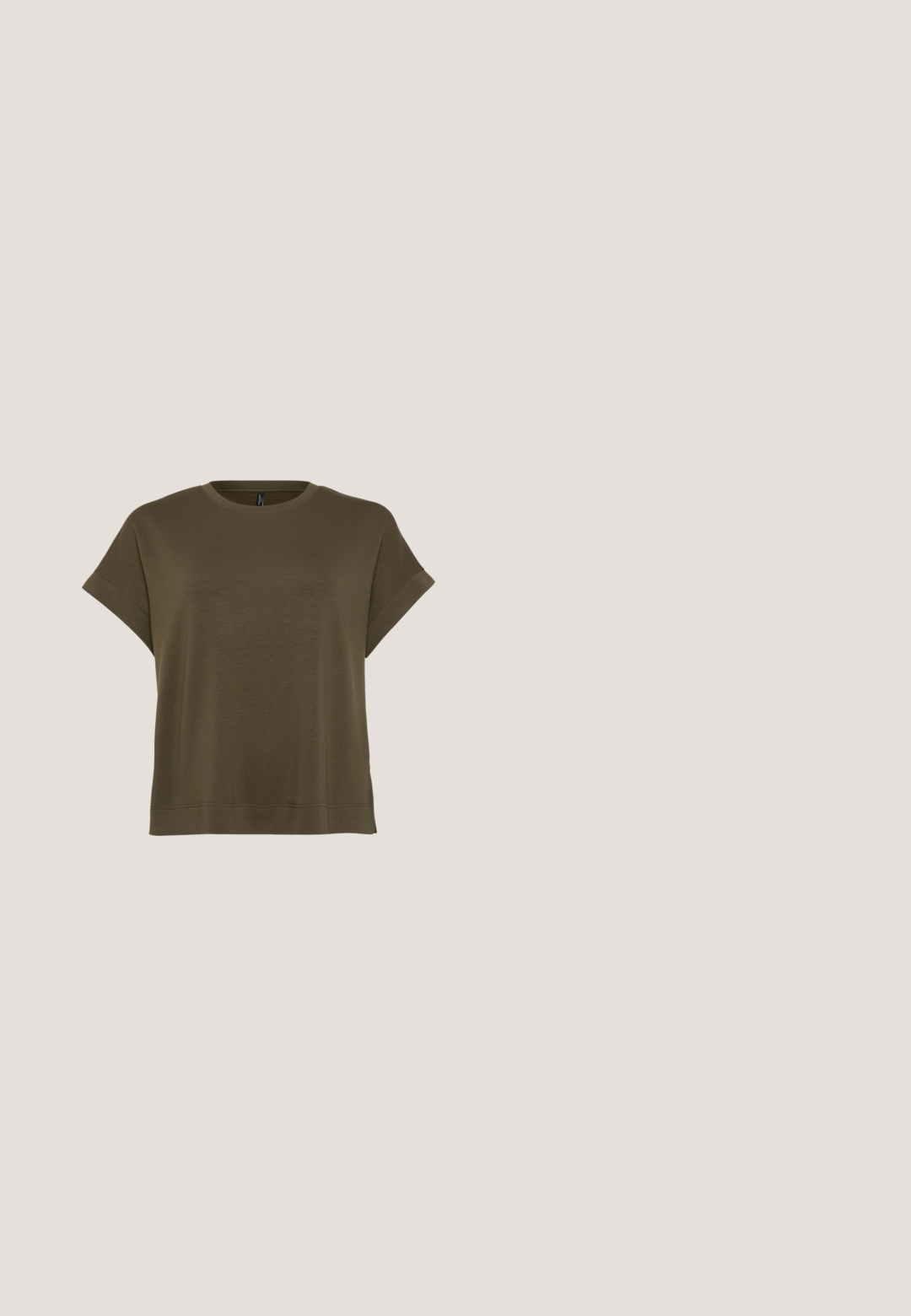 Vero Moda Curve VMCHALI - Βασικό μπλουζάκι - grape leaf; Μαύρη πλισέ φούστα με λείο λάστιχο, κατασκευασμένη από ελαφρύ ύφασμα, με κατακόρυφες πτυχές και σχέδιο που φτάνει μέχρι το πάτωμα.; Σκούρο καφέ δερμάτινο μποτάκι με χαμηλό τακούνι και θηλιά, εμφανιζόμενο στον αέρα πάνω από ένα ξύλινο παγκάκι με πράσινα φυτά στο φόντο.; Μαύρα γυαλιά ηλίου με πλαστικό σκελετό και σκοτεινούς ορθογώνιους φακούς σε λευκή επιφάνεια.; Καφέ σουέτ τσάντα μηνύματος με επίπεδη μπροστινή καπάκι, καφέ δερμάτινα αξεσουάρ, ρυθμιζόμενο λουράκι και μινιμαλιστικό σχέδιο.; Ασημένια σκουλαρίκια σε σχήμα λουκέτου, διακοσμημένα με πολλούς διάφανους κρύσταλλους, χαρακτηριστικά με ομαλή, γυαλιστερή υφή και μια απλή θηλιά για προσάρτηση.