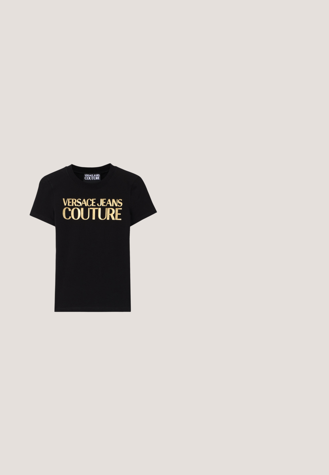 Camiseta de algodón negra con "VERSACE JEANS COUTURE" en grandes letras doradas en el frente, mangas cortas y cuello redondo.; Pantalones jogger negros de corte ajustado con cintura ajustable con cordón y parche con el logo dorado de Versace Jeans Couture en la parte superior del muslo izquierdo.; Zapato de tacón alto de charol negro con punta afilada, detalle de lazo en la parte frontal y un acento decorativo de hardware en tono dorado en la parte trasera.; Gafas de sol envolventes negras con lentes de degradado oscuro y decoraciones doradas ornamentadas en las patillas anchas.; Bolso de mano de cuero negro texturizado con dos asas, cremallera dorada y detalle de cierre en forma de serpiente dorada en la parte delantera.; Par de pendientes cuadrados de oro con bordes abiertos en el centro, cada uno adornado con dos filas de pequeñas piedras claras y brillantes.
