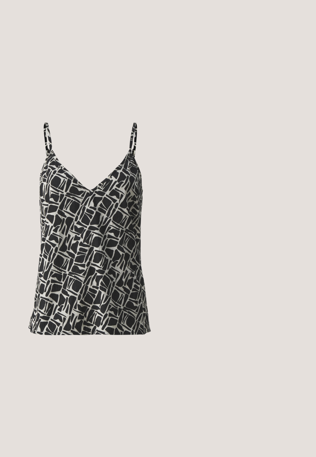 Zwart en crèmekleurig spaghetti-top met V-hals, voorzien van een abstract geometrisch patroon en een textuurafwerking.; Zwarte loszittende broek met elastische tailleband en voorknoop, rechte pijpen, afgebeeld op een effen achtergrond.; Zwarte hoge hakken met een gestructureerde zool, voorzien van twee zilveren gespen, gele stiksels en een lus aan de achterkant voor gemakkelijk aan- en uittrekken.; Zwarte cat-eye zonnebril met een matte afwerking, voorzien van grijs getinte glazen, scherpe hoeken en slanke zijarmen. Merkennaam zichtbaar op de binnenarm.; Zwarte geweven handtas met een gebogen handvat, met een gestructureerd oppervlak en een slouchy vorm. Gladde afwerking met een organische silhouette.; Zilverkleurige metalen creolen oorbellen met een glad, licht gebogen oppervlak en sluitingen met haaksluiting op een effen witte achtergrond.