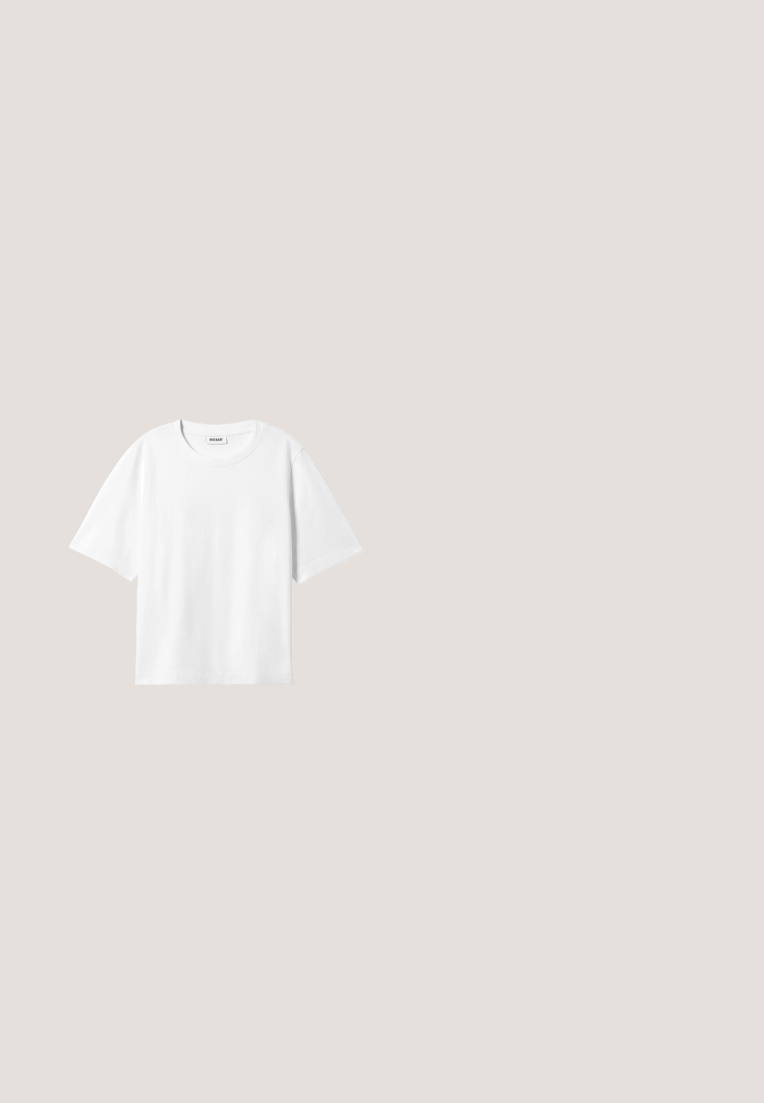 Camiseta blanca de manga corta con cuello redondo y dobladillo recto, con etiqueta de la marca "WEEKDAY" dentro del escote.; Pantalones cargo anchos negros de algodón con cinturón de lazo, que cuentan con dos bolsillos laterales y una textura de tela suave.; Zapato de cuero negro con punta redondeada, tacón bajo, detalles de cordones y costuras amarillas a lo largo de la suela. Textura suave con un acabado mate.; Gafas de sol negras con una elegante montura rectangular y lentes azules. Presentan una textura suave y varillas resistentes. Logo de la marca en el costado.; Bolso de hombro de cuero marrón con forma curva, que presenta un prominente detalle de hebilla, costuras en contraste y una sola correa para el hombro.; Cinturón de cuero negro con una textura suave, hebilla ovalada de metal plateado y múltiples agujeros de ajuste a lo largo de la correa. Diseño plano y minimalista.