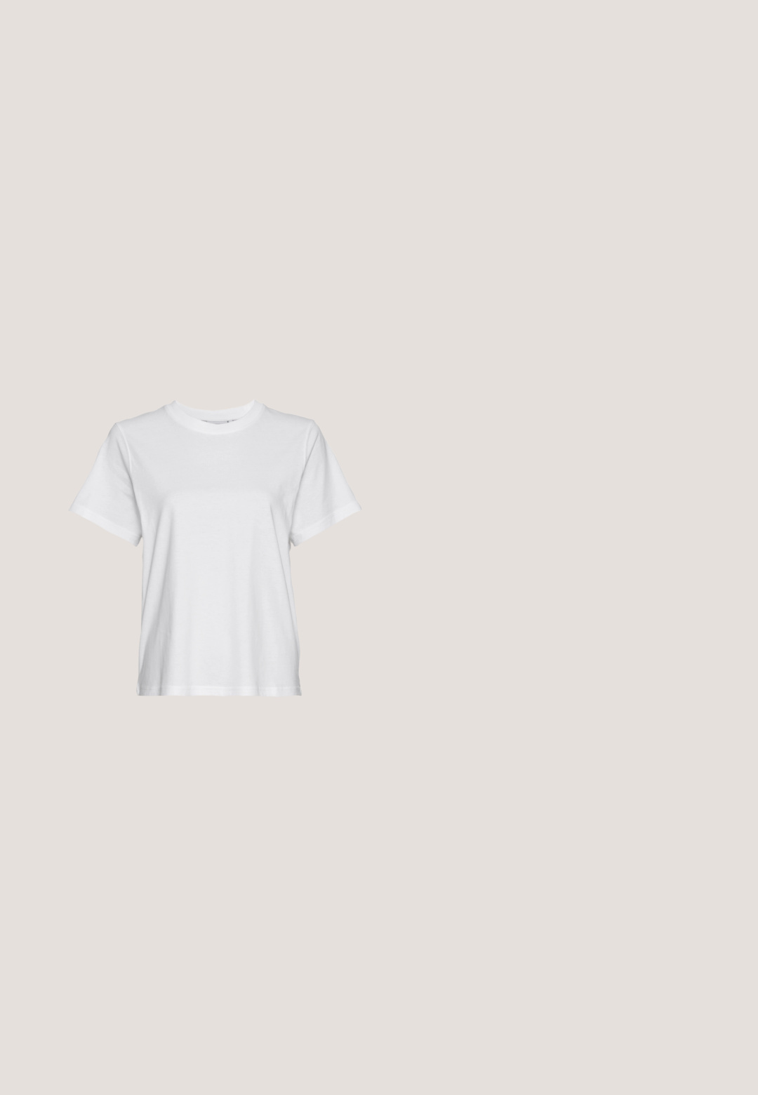 Witte katoenen t-shirt met korte mouwen, ronde hals en een ontspannen pasvorm. Soepele textuur, zonder patroontjes of graphics, basisontwerp.; Zwarte geribbelde flare pants met een hoge taille. Zacht, elastisch materiaal zorgt voor een aansluitende silhouet en een flared onderkant voor stijl en comfort.; Steve Madden MILANO - Sandalen met hoge hak - black; Zwarte cat-eye zonnebril met donkergrijze lenzen, slank plastic frame, puntige hoeken en rechte pootjes. Geen zichtbare hardware of accenten.; Zwarte halvemaanvormige handtas met korte strap en een afneembare beige schouderriem, voorzien van gouden hardware en een ritssluiting.; Gouden creolen met een gladde, gepolijste afwerking. Ronde vorm, middelgrote maat, met een veilige sluitmechanisme.
