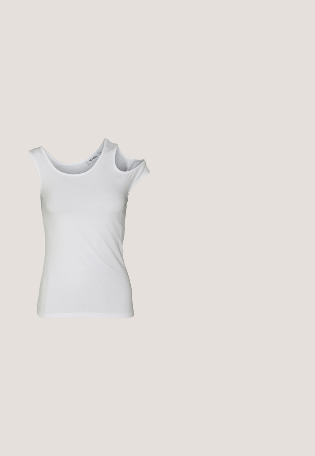 Weekday ZARI ASSYMETRIC - Μπλούζα - white; Envii KATRINE PANTS - Παντελόνι - mottled blue; Λευκά καμβά παπούτσια με καουτσούκ σόλες, που διαθέτουν έξι τρυπούλες, στρογγυλή μύτη και λεπτομέρειες από ελαφριά ραφή, σε συνδυασμό με λευκές κάλτσες μέχρι τον αστράγαλο.; Ασημένια μεταλλικά οβάλ γυαλιά με διαυγείς φακούς, που διαθέτουν διακοσμητικά στοιχεία στα πλάγια και μαύρα άκρα στους βραχίονες για επιπλέον στήριξη και άνεση.; Λευκή τσάντα από συνθετικό δέρμα με δομημένο τριγωνικό σχήμα, μονή ρυθμιζόμενη λαβή και κλείσιμο με καπάκι που τονίζει τις καμπύλες.; Ζευγάρι ασημένιων σκουλαρικιών κρίκων με διακριτές χαρακτικές λεπτομέρειες, τοποθετημένο σε απλή λευκή επιφάνεια.