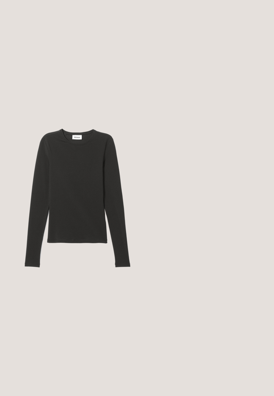 Schwarzes Langarmshirt mit Rundhalsausschnitt und schlanker Passform, liegend auf einem hellgrauen Hintergrund.; GAP CHEEKY RIVERA ZIP - Jeans Straight Leg - worn black; Schwarze Leder-Stiefelette mit sechs Ösen-Schnürung, gelben Nähten und einer transparenten Plattformsohle mit gezacktem Rand.; Even&Odd Sonnenbrille - black; Schwarze Handtasche aus strukturiertem Leder mit eingeprägtem Logo-Design, einem einzelnen Kettenriegel und abnehmbarem Gurt, mit Reißverschluss.; Silberne Creolen mit einer welligen, unregelmäßigen Textur. Besitzen eine dünne, kreisförmige Form und eine reflektierende Oberfläche.