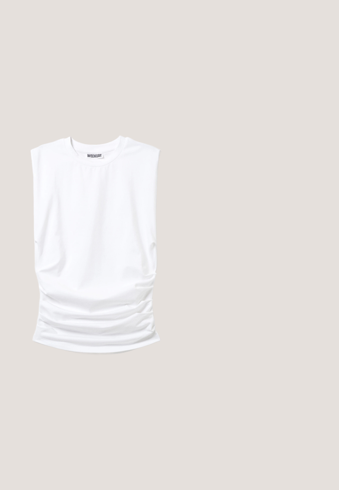 Camiseta blanca sin mangas con cuello redondo, hombreras acolchadas y lados fruncidos, colocada plana sobre fondo claro.; Jeans negros de pierna recta con cierre de botones y cremallera, pasadores para cinturón y bolsillos delanteros y traseros, exhibidos de forma plana sobre un fondo blanco.; Persona vestida con pantalones sueltos de color gris oscuro y zapatos negros sin cordones, de pie sobre un suelo de madera clara contra una pared lisa.; Gafas de carey con montura cuadrada, que presentan lentes transparentes y un patrón texturizado. Las varillas tienen un diseño delgado y aerodinámico.; Bolso de tela negra con un patrón texturizado y tejido. Presenta una forma suave y redondeada y asas cortas y resistentes.; Cinturón de cuero negro con hebilla rectangular plateada y múltiples orificios de ajuste, colocado plano sobre un fondo blanco.