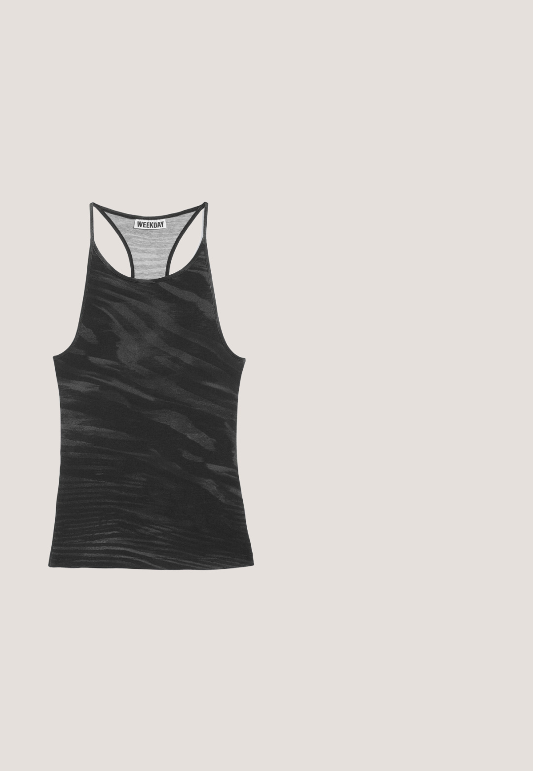 Camiseta sin mangas negra con espalda racer, con un patrón ondulado sutil y etiqueta "WEEKDAY" cosida en el interior del escote.; Jeans de pierna ancha en negro, confeccionados en denim, con una cintura alta, remaches de cobre y un acabado limpio en el dobladillo, que ofrecen una silueta relajada.; Zueco de goma negro con agujeros de ventilación, tacón elevado, correa trasera y suela texturizada. Acabado liso con un diseño minimalista.; Gafas de sol negras con montura ovalada y lentes tintadas oscuras, mostradas en un ángulo ligero sobre una superficie blanca.; Bolso de mano de cuero negro con una textura suave. Cuenta con una correa ajustable y un diseño elegante y minimalista con cierre de cremallera.; Cinturón de cuero negro con una gran hebilla de metal plata que presenta un detallado intrincado y acentos decorativos en ambos extremos.