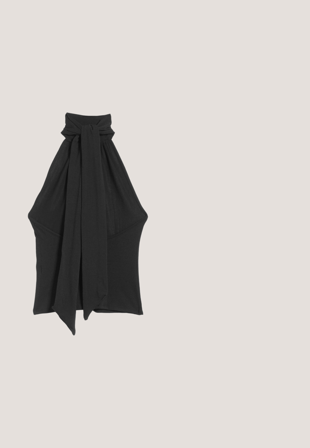 Haut noir sans manches avec col montant froncé et détail asymétrique à l'ourlet pointu.; Pantalon noir ample et fuselé avec taille élastique et poignets aux chevilles, fabriqué en tissu léger.; Sabot en caoutchouc noir avec des rainures de ventilation, un talon surélevé et une sangle ajustable. Texture lisse et forme arrondie.; Gucci Lunettes de soleil - black/grey; Sac hobo tissé noir avec une structure souple et une poignée intégrée, présenté sur un fond clair uni.; Large bracelet en argent avec une surface lisse, fluide et légèrement ondulée sur un fond blanc.