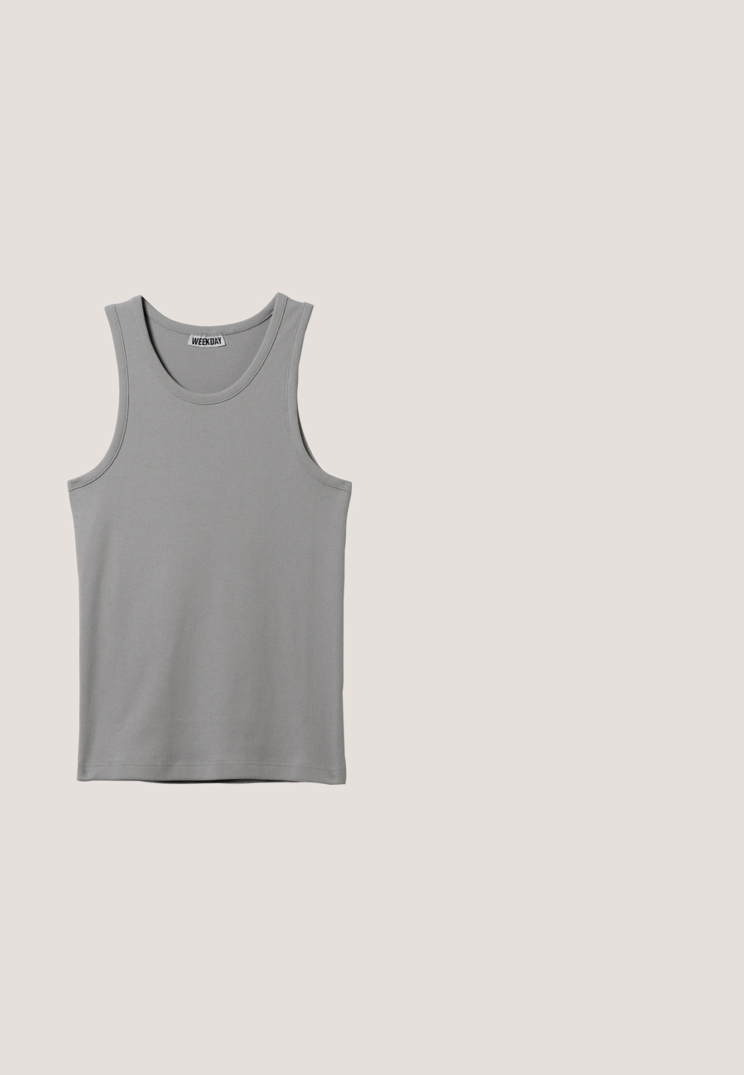 Débardeur gris uni côtelé sans manches avec un col rond et une petite étiquette de marque à l'intérieur du col.; Shorts de bain bleu clair avec un motif abstrait blanc, taille élastique et cordon de serrage. Logo sur le devant à gauche et fentes sur les côtés à l'ourlet.; Baskets blanches montantes avec semelle épaisse, crochets de lacets noirs, lacets noirs et doublure intérieure beige sur un fond blanc uni.; Lunettes de soleil rectangulaires noires avec verres teintés bleus, vue en angle sur fond blanc.; Sac fourre-tout en tissu doux bleu vif avec une bandoulière en corde noire et blanche sur un fond clair uni.; Bracelet chaîne en argent avec une plaque rectangulaire noire et un fermoir réglable sur fond clair.
