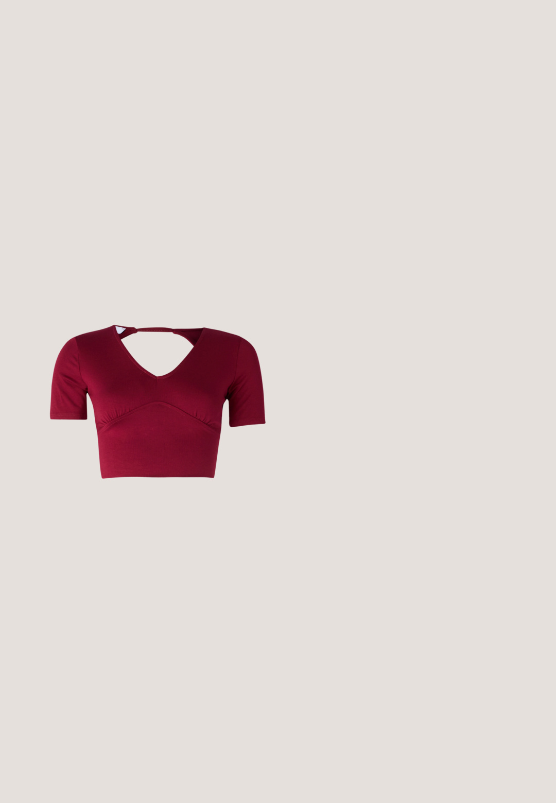 Bordeaux crop top lavet af glat stof, med korte ærmer, en V-halsudskæring og et udskæringsdetalje bagpå med en samlet frontdesign.; Marineblå, letvægtsbukser med elastik i taljen og snøre, med hvide sidelister og et lille logo foran. Løs pasform.; Lys beige ruskindsko med rund tå, hvidt design med tre striber og en gummirubber sål. Har syninger og et lavt profil.; Runde, bruntonede solbriller med en glansfuld bordeauxramme. Slanke arme med diskret brandingdetalje. Flad linsedesign.; Sort læderhandtaske med en revnet tekstur, oval form og to runde hanke. Har en lynlåslukning langs den øverste kant.; Sammenflettede polerede metalarmbånd i sølv- og guldfarver, et med indgraveringen "Calvin Klein" logo, på en hvid baggrund.
