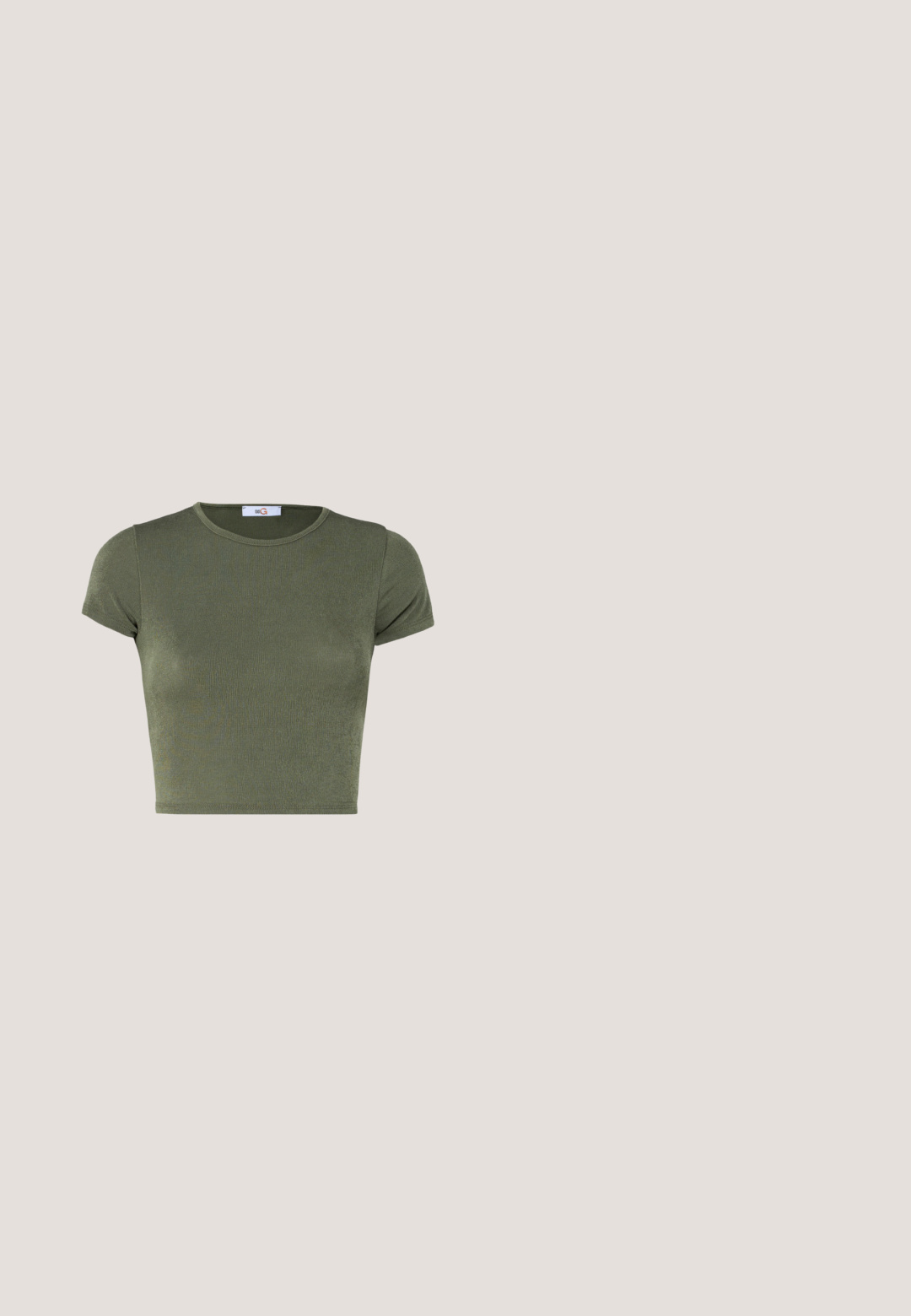 Top corto de manga corta en verde olivo con un cuello redondo, hecho de una tela texturizada, con un diseño ajustado y costuras mínimas.; Falda lápiz de mezclilla en azul oscuro. Presenta una silueta ajustada, diseño recto y una textura suave con sutiles detalles acanalados.; Botas de cuero gris hasta la pantorrilla con un diseño holgado, punta afilada y tacón apilado. Detalle de costura notable en la zona de los dedos.; Gafas de sol redondas con tinte marrón y un marco burdeos brillante. Patillas delgadas con un sutil detalle de marca. Diseño de lentes planos.; Bolso de hombro de cuero marrón con forma curva, que presenta un prominente detalle de hebilla, costuras en contraste y una sola correa para el hombro.; Pendientes de aro de plata con un acabado suave y brillante. Forma circular, con un cierre seguro. Diseño sencillo y elegante.