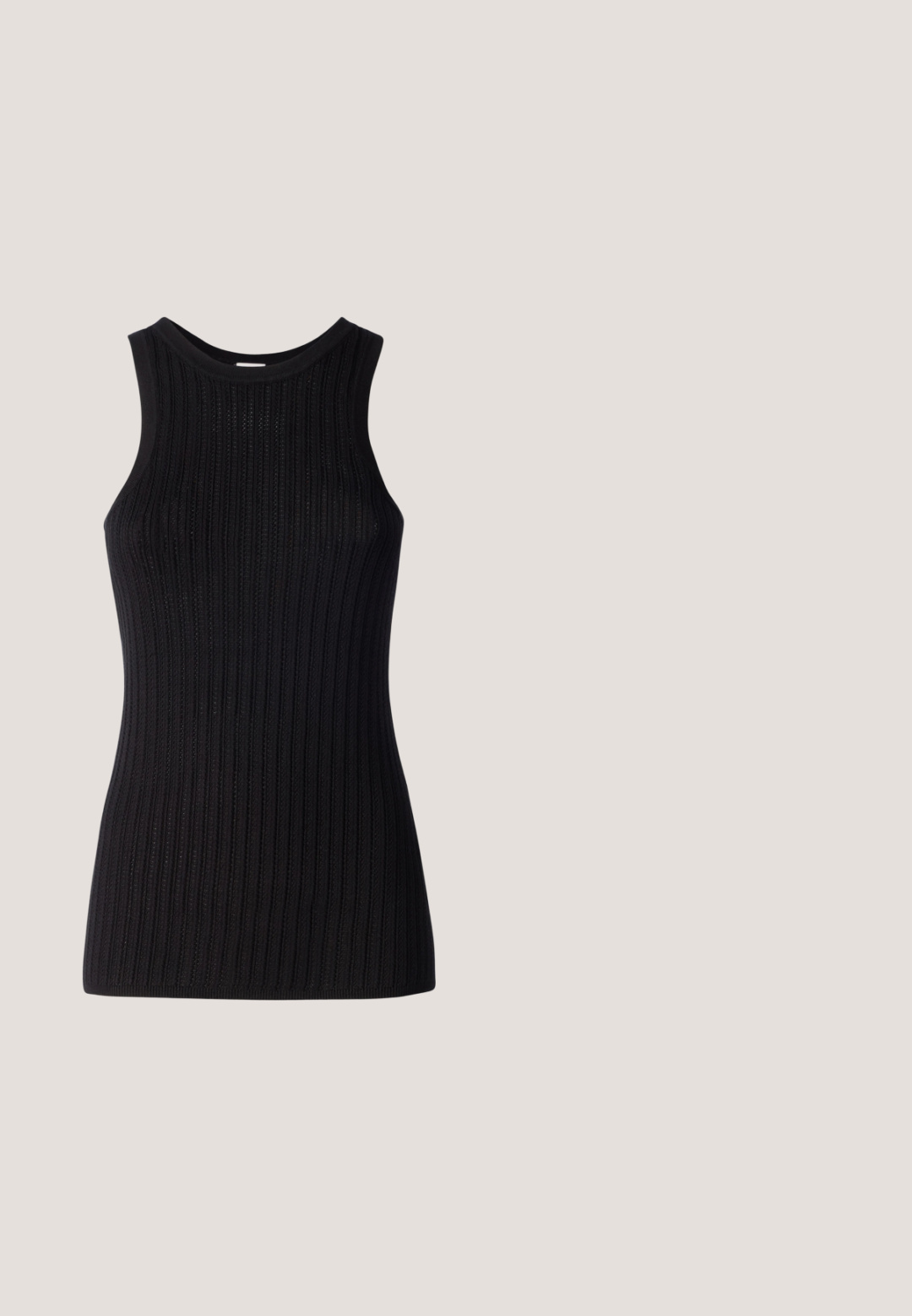 Top noir sans manches avec texture côtelée, encolure ronde, forme ajustée et finition lisse. Tissu tricot léger.; Pantalons amples, taille élastique, couleur corail avec une texture froissée et des bords resserrés. Le tissu léger permet confort et respirabilité.; Sandale à talon en cuir gris avec une bride nouée sur les orteils et des lacets enroulants autour de la cheville, sur un talon moyen et fin, sur fond blanc.; Lunettes de soleil noires en plastique avec une forme géométrique en œil de chat, verres gris foncé et finition mate. Présente une marque argentée sur les branches.; Sac cabas noir en maille avec des rayures verticales en tissage ouvert et deux poignées, avec une boucle décorative circulaire à l'avant.; Boucles d'oreilles créoles argentées avec un design torsadé. Bords arrondis et finition brillante. Fermoirs ouverts pour un port facile. Texture lisse sur toute la surface.
