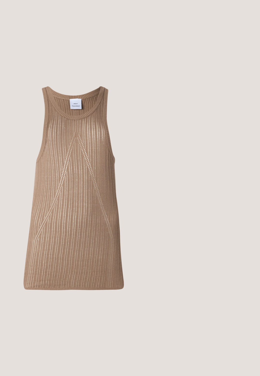 Beige, ermeløs strikket topp med en ribbestruktur, som har en A-linjeform og subtile diagonale sømdetaljer.; Lys blå flared jeans laget av denim med en flettet midje og quiltede lommeakenter. Har en tettsittende midje og vide ben.; Svart skinnhøye skolet med tynne stropper, åpen tå og justerbar ankelspenne, vist mot en ensfarget hvit bakgrunn.; Sorte solbriller med katteøyefasong, med mørke linser, matt finish og gullfargede detaljer på stengene.; Svart lær clutch med samlet tekstur, sølvfarget metallramme, smekklås og kjedehank. Glatt, myk overflate.; Par gullfargede hoop-øreringer med utsmykket blomstermotiv og bladpreging på nøytral bakgrunn.