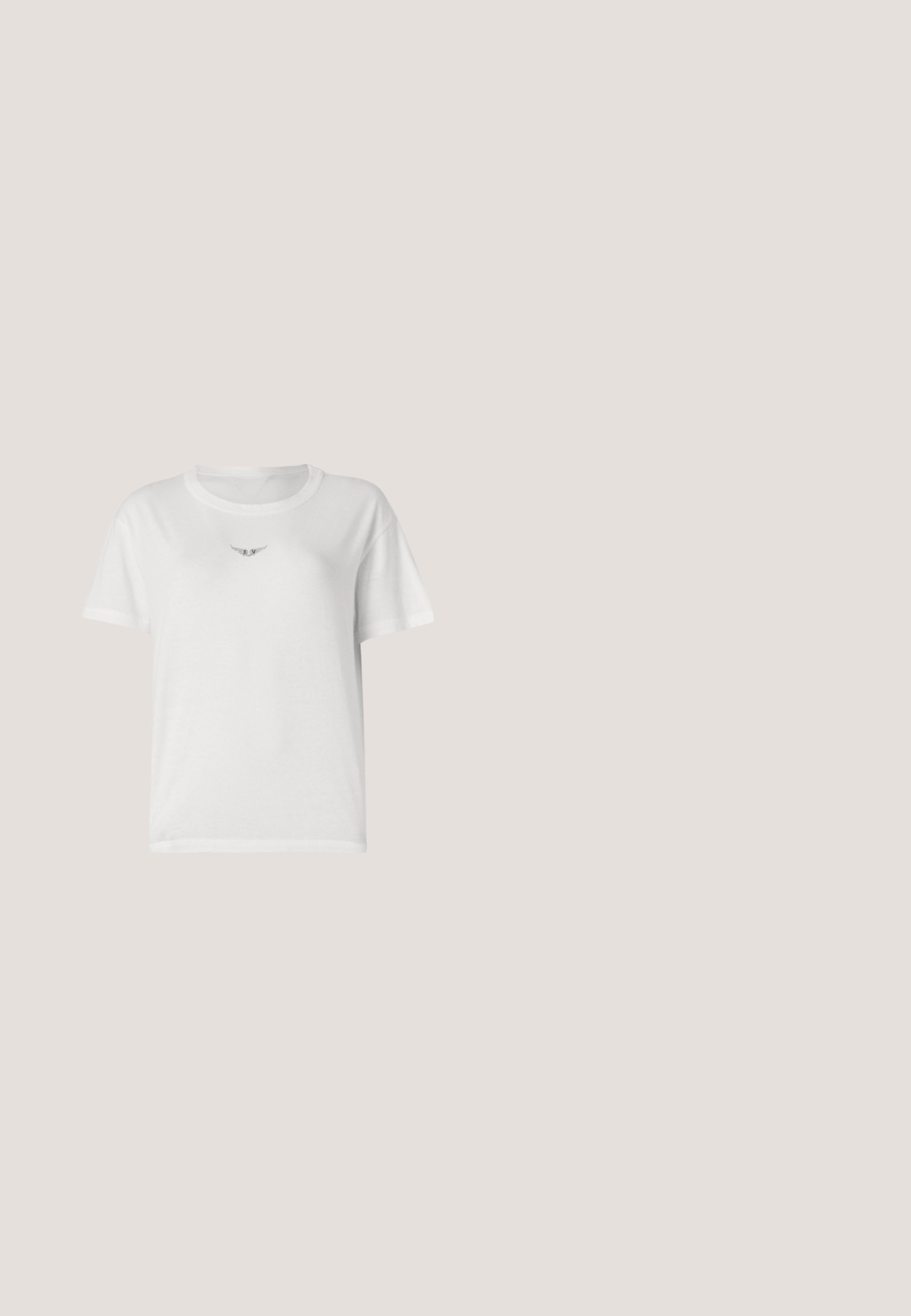 Hvid bomulds t-shirt med korte ærmer, der har et lille sort vinge-design på brystet og en klassisk rund halsudskæring.; Mørk vask skinny jeans med en falmet gradient, der har fem lommer, knaplukning og syninger langs sømmene.; Skinnende mørkebrune mule med spids tå og høje hæle med en tynd rem over foden på en ensfarvet hvid baggrund.; Sorte katteøje solbriller med en blank finish, gradientlinser, brede stel og indgraveret "MaxMara" logo på siden.; Sort læder skuldertaske med en buet form, lynlås lukning og et knyttet rem. Viser et diskret logo på forsiden. Glat tekstur.; Guld hoops øreringe med et slankt, afrundet design. Har en hul midte og en blank overflade, der komplementerer moderne stilarter.