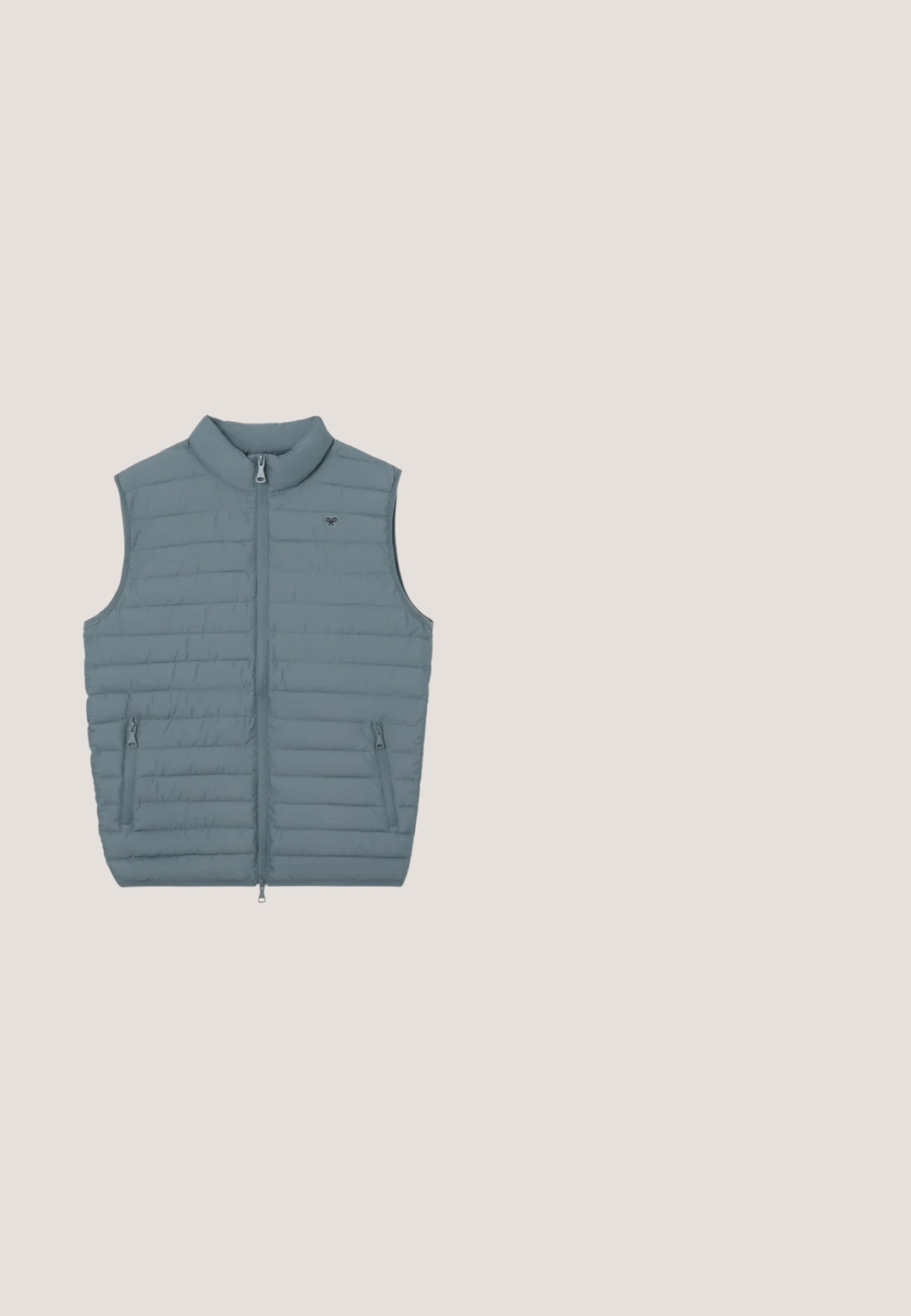 Chaleco acolchado sin mangas azul claro con cuello alto y costuras horizontales, visto desde atrás.; Jersey de punto gris oscuro de manga larga con cuello con media cremallera y puños y bajo acanalados, presentado plano sobre un fondo blanco.; Polo de manga larga en azul claro con un cuello en contraste de color marino. Material de algodón, con un pequeño logo en el lado izquierdo del pecho. Corte clásico.; Pantalones gris oscuro de corte recto con bolsillos delanteros y cierre de botón en la cintura.; Zapatilla deportiva para hombre en ante gris y tela, con cierre de cordones, detalle de cremallera y suela media blanca con suela exterior de goma negra.; Bolso mensajero verde oliva con un acabado de tela suave, que cuenta con un bolsillo frontal con cremallera, correa ajustable y un acento de logo en la esquina inferior.