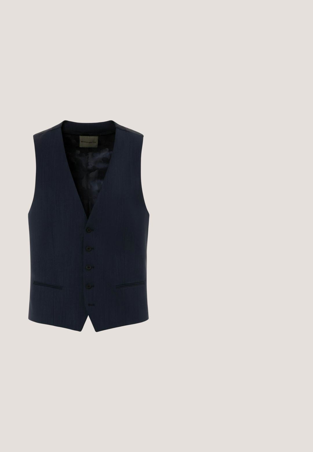 Navyblauw formeel herenvest met vijf knopen, twee voorzakken en een V-halskraag, gevoerd aan de binnenkant.; Lichtblauw overhemd met lange mouwen van gladde stof, voorzien van een puntige kraag, knopen aan de voorkant en een afgeronde zoom. Geen patronen of accenten aanwezig.; Marineblauwe broek van gladde stof, met een slim fit, riemlussen en een verborgen ritssluiting. Er zijn geen opvallende patronen of accenten aanwezig.; Donkerblauwe instap loafers met een gladde suède structuur, witte rubberen zool en een minimalistisch design met gestikte accenten.; Marineblauwe, rechthoekige toilettas gemaakt van gestructureerd materiaal. Voorzien van een voorvak met ritssluiting en een zijhandvat voor gemakkelijk dragen.; Donkerblauwe gevlochten stoffen riem met zilverkleurige rechthoekige gesp en bijpassende stoffen lus, opgerold op een witte achtergrond.